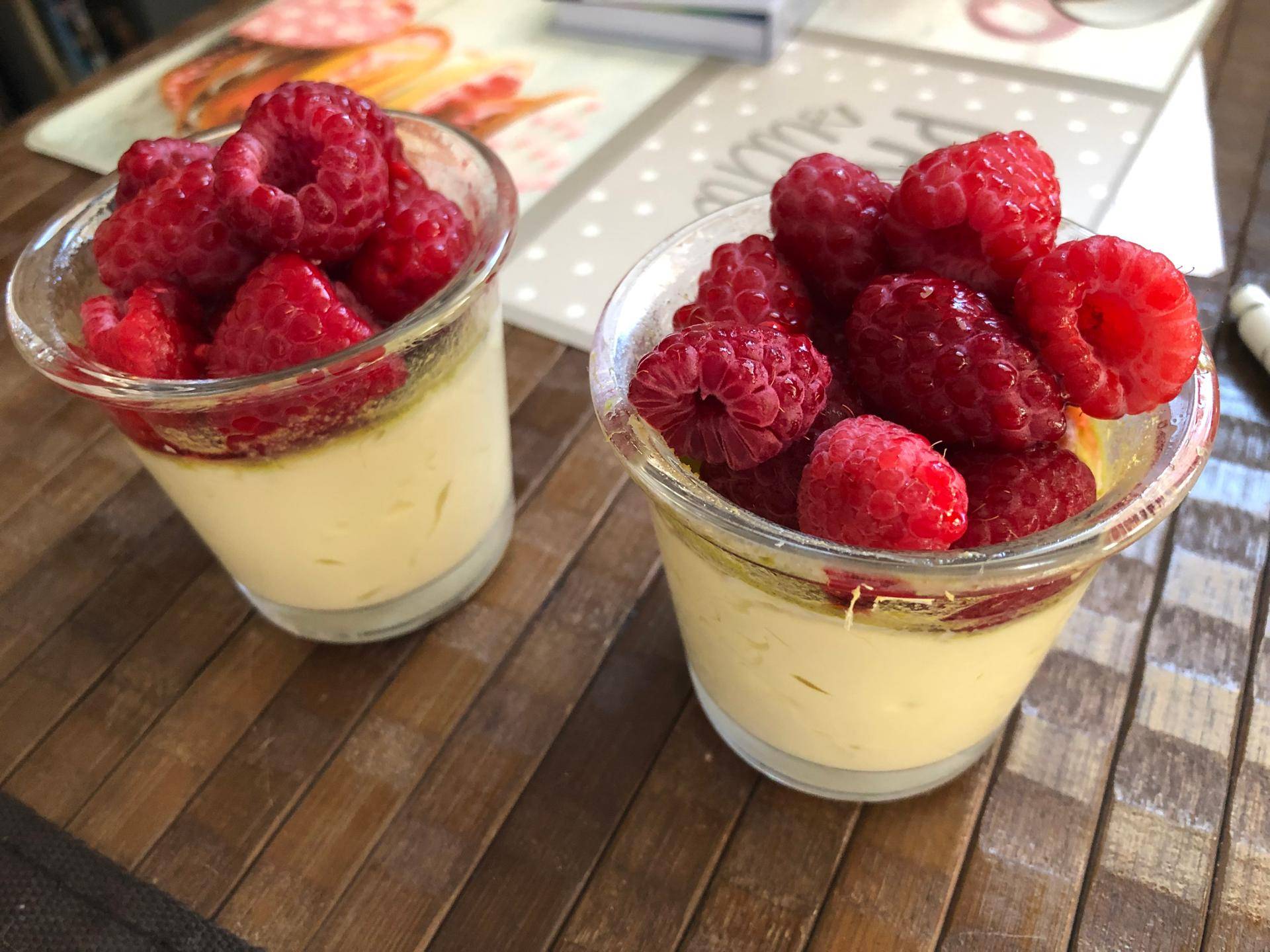 Verrines crème pistache (ou vanille) framboises - Recette Cookeo | Moulinex