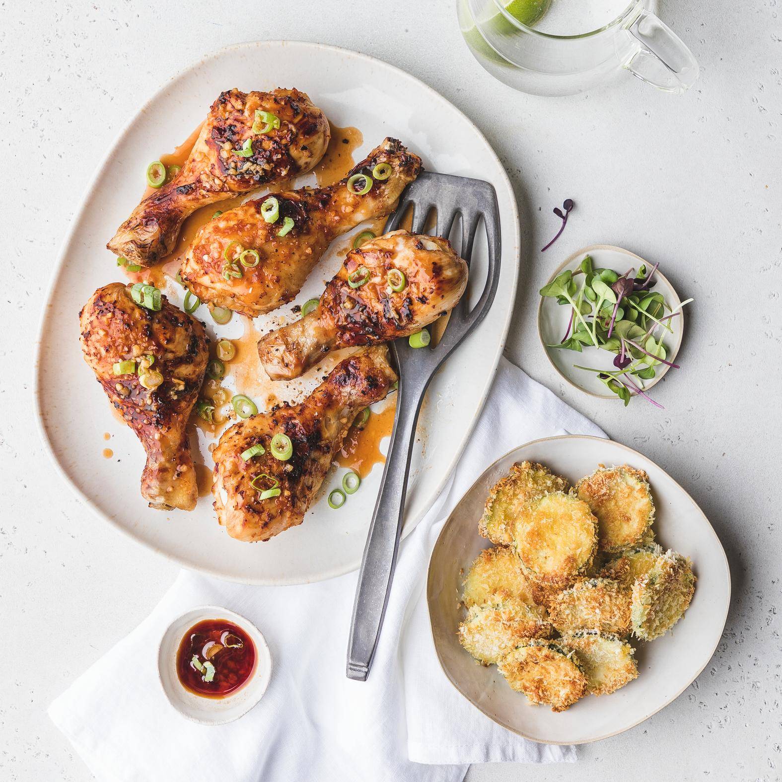 Kipdrumsticks met knoflook en gepaneerde courgettes met parmezaan - Recette Dual EasyFry&Grill | Moulinex