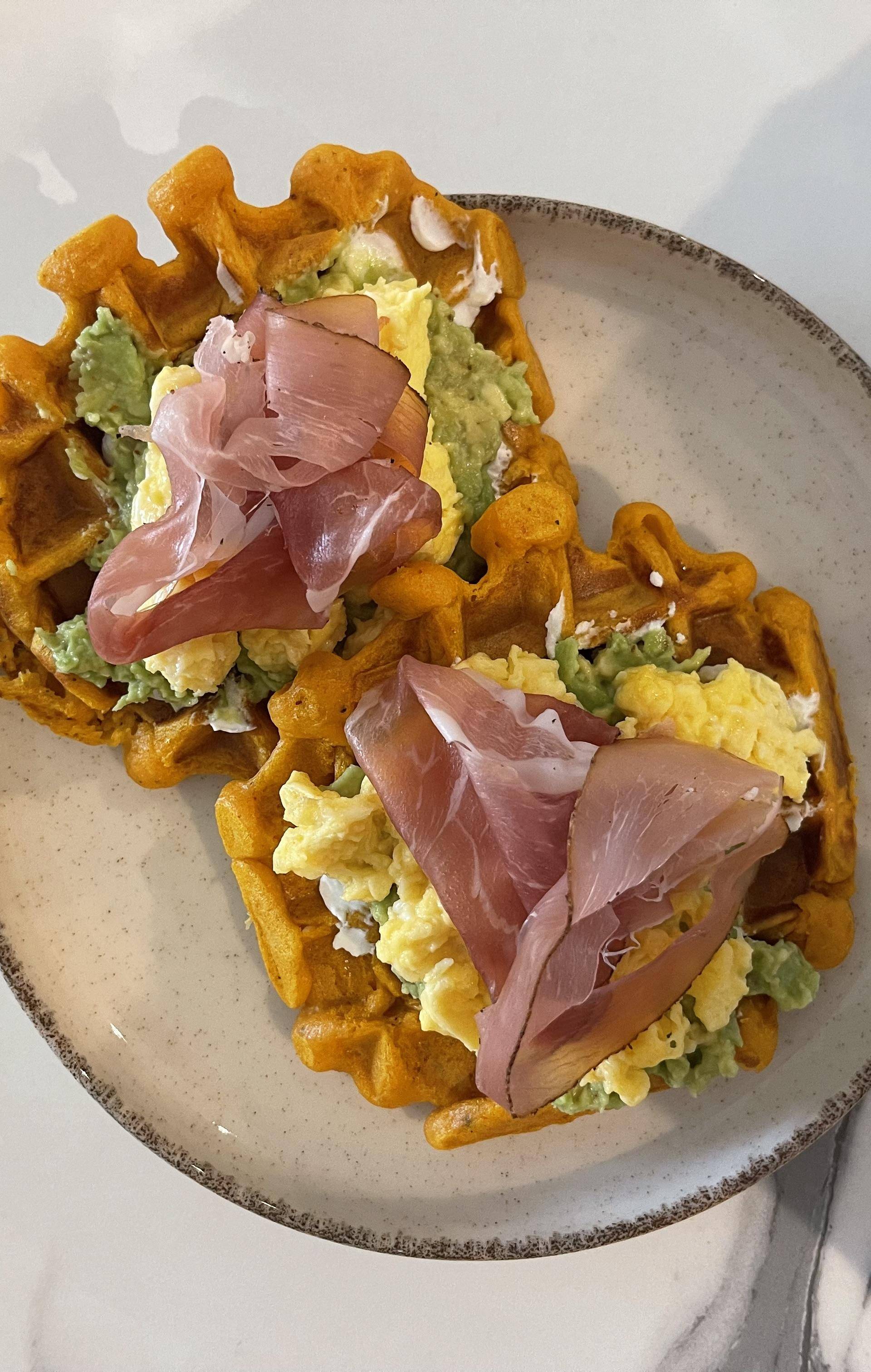 Gaufres à la patate douce guacamole et œuf au plat - Recette undefined | Moulinex