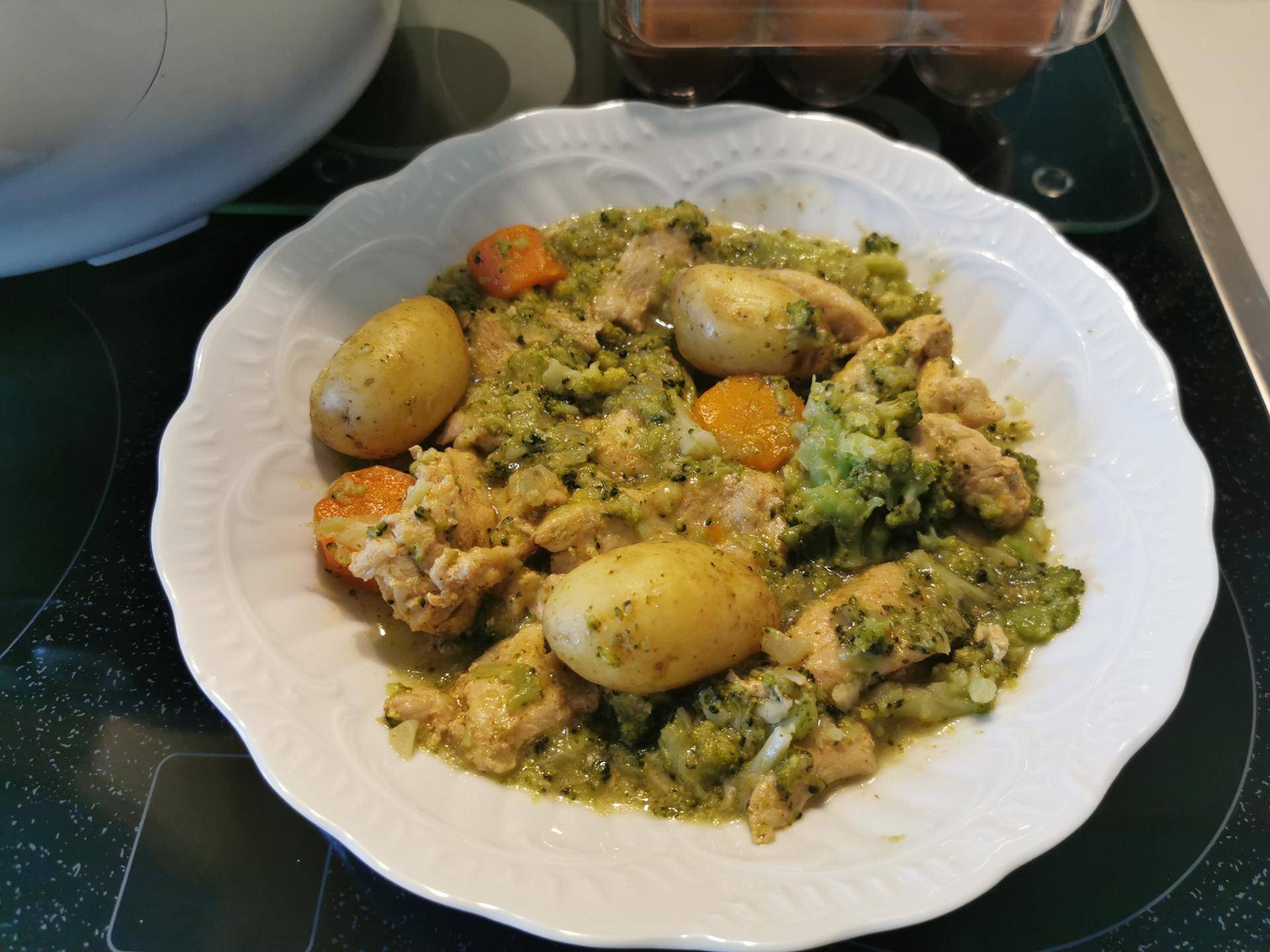 One Pot Pommes de terre poulet légumes - Recette Cookeo | Moulinex