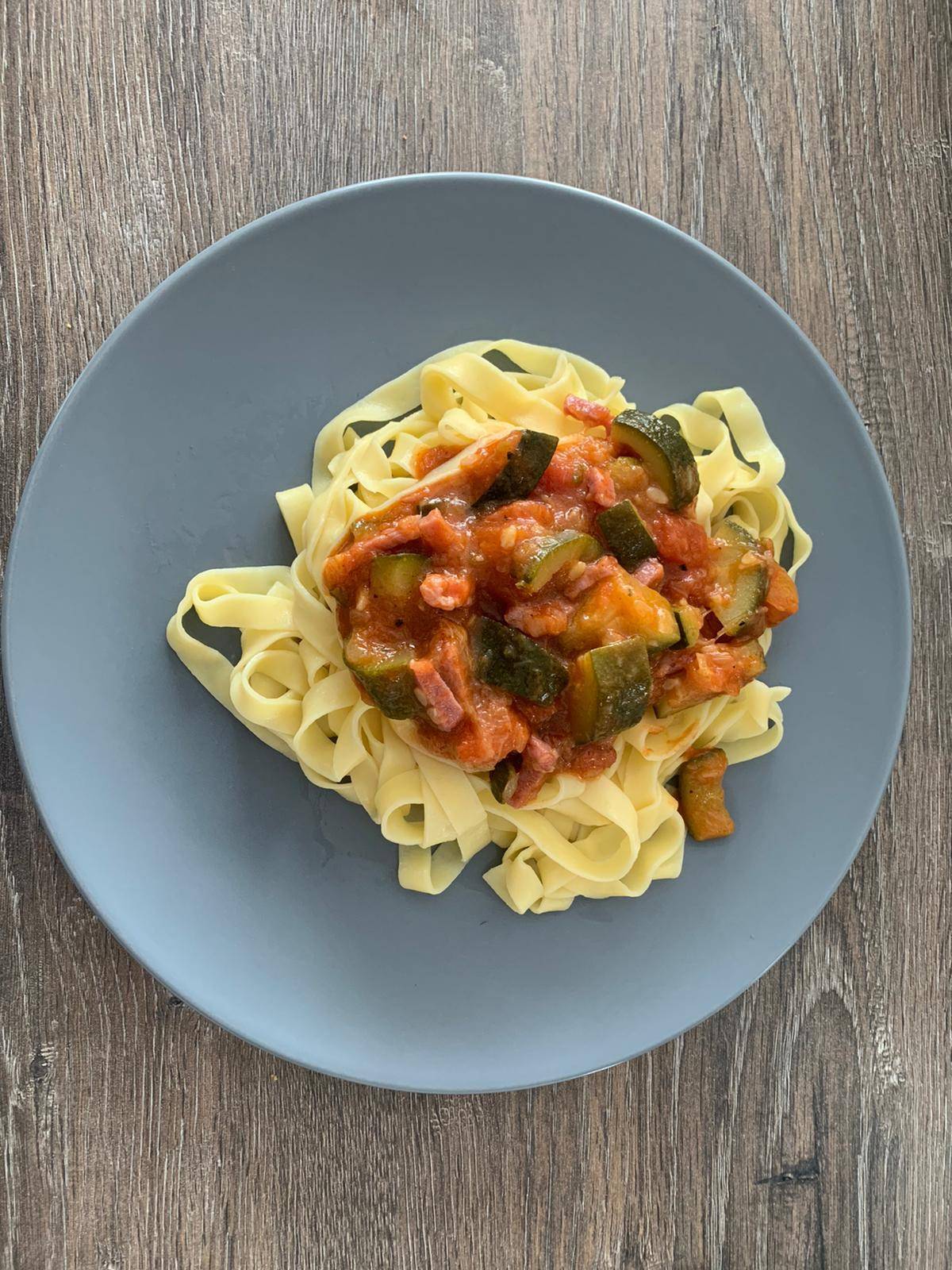 Pâtes aux courgettes lardons et sauce tomate - Recette Companion Connect XL | Moulinex