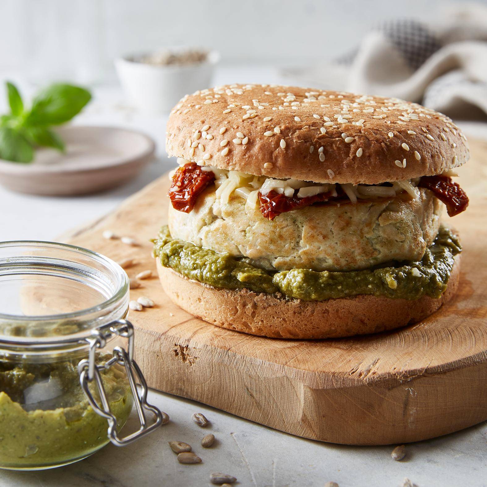 Burger de poulet au pesto de brocoli, tomates séchées et mozzarella - Recette Perfectmix Cook | Moulinex