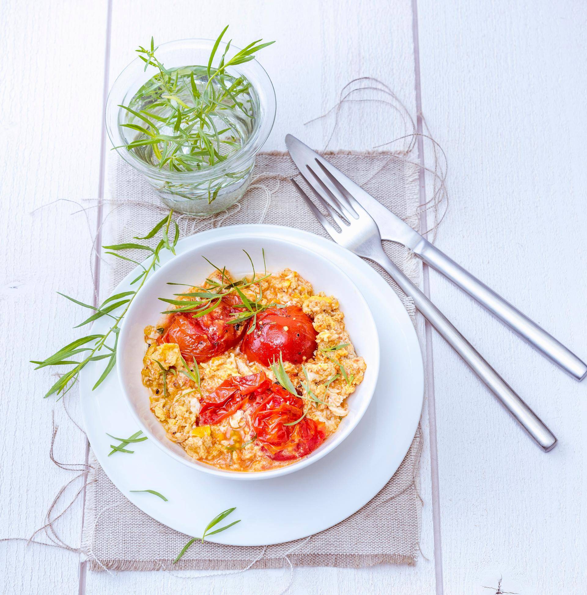 Brouillade van eieren met dragon en gekonfijte tomaten - Recette Companion Connect XL | Moulinex