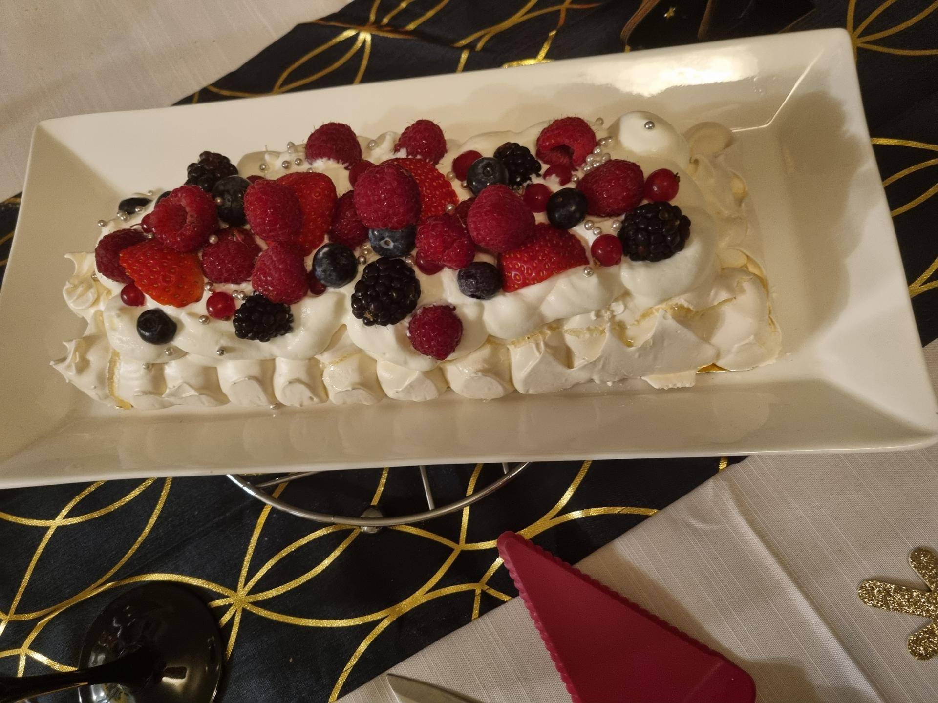 Bûche pavlova aux fruits rouges - Recette Companion Connect XL | Moulinex