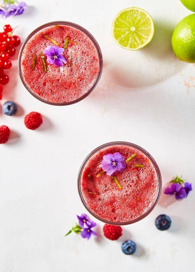Cocktail de fruits rouges, limonade et fleurs de violette - Recette Soup & Plus | Moulinex