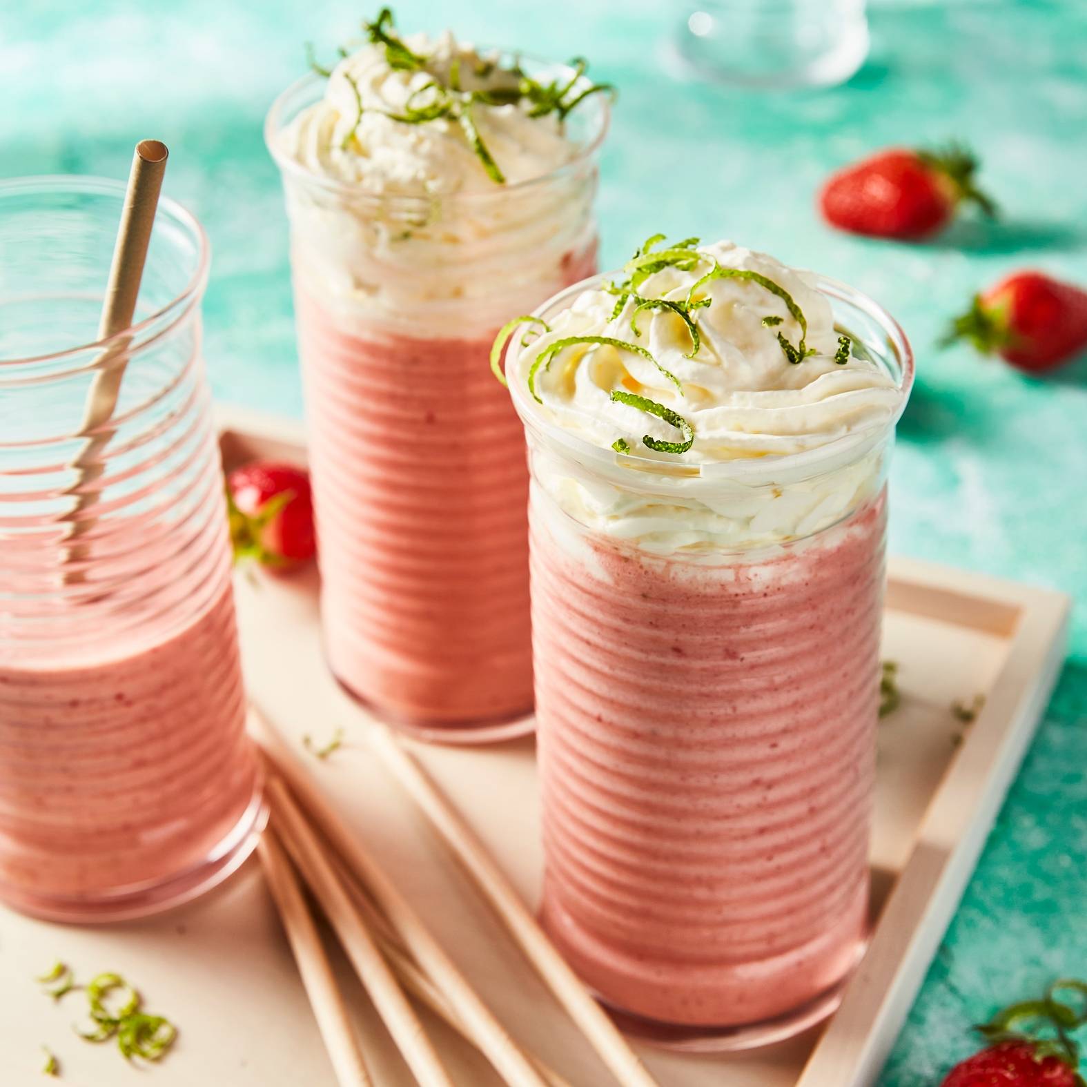 Milkshake à la fraise, glace vanille et chantilly citron vert - Recette Perfectmix + | Moulinex