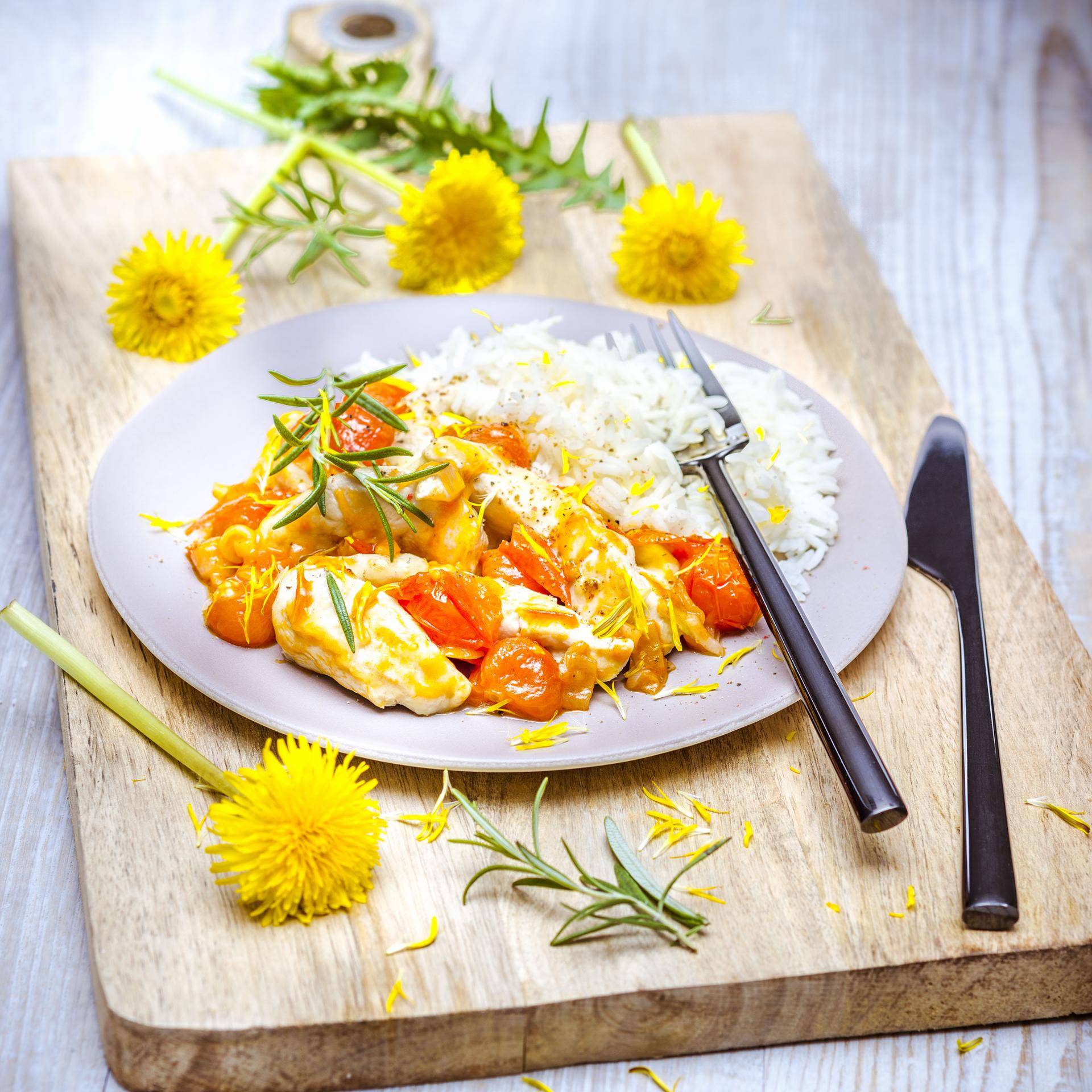 Mijoté de filets de poulet aux tomates cerises et pétales de pissenlit - Recette Companion Connect | Moulinex