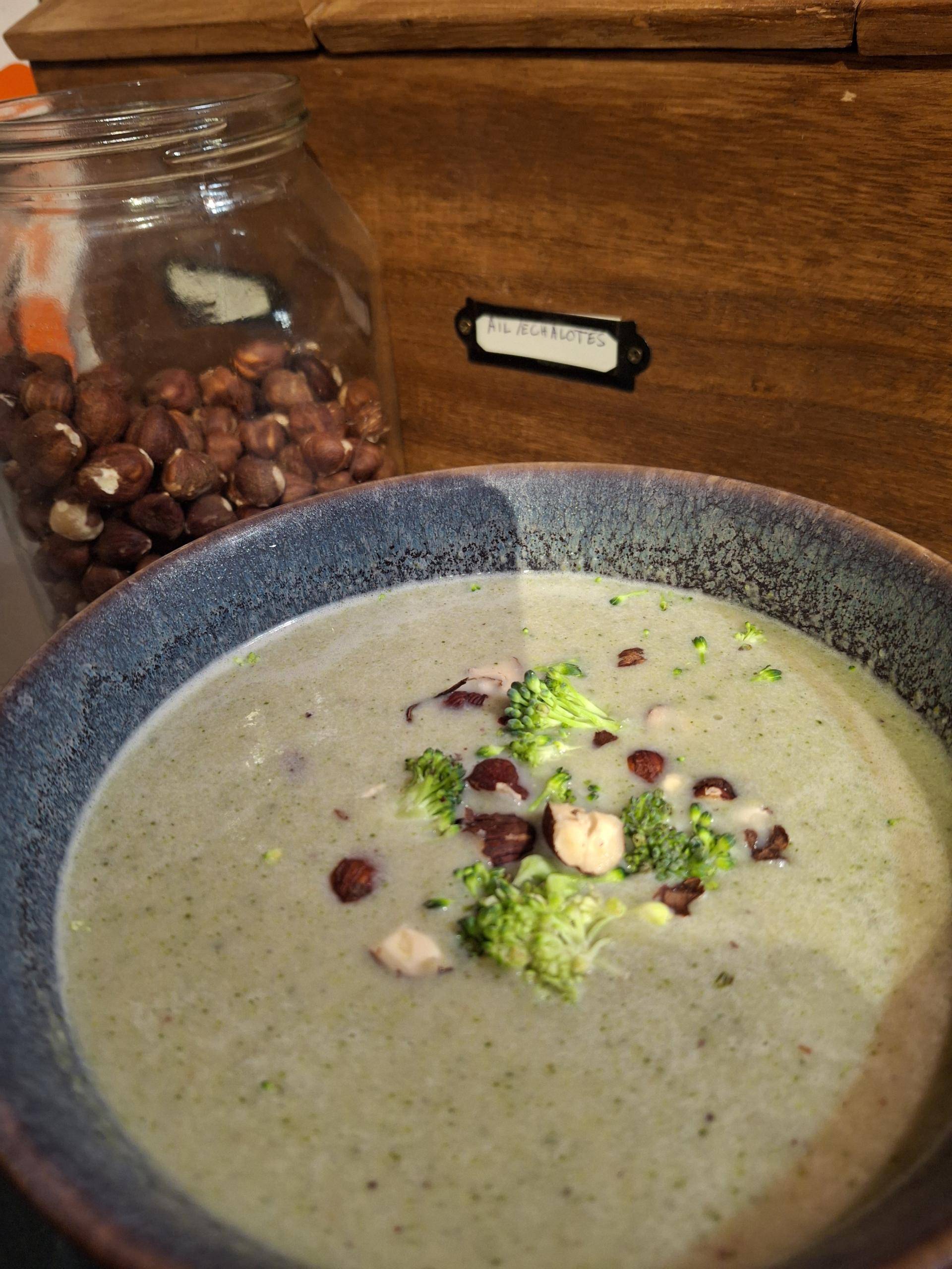 Soupe Brocolis, noisettes, lait d'avoine - Recette Companion XL | Moulinex