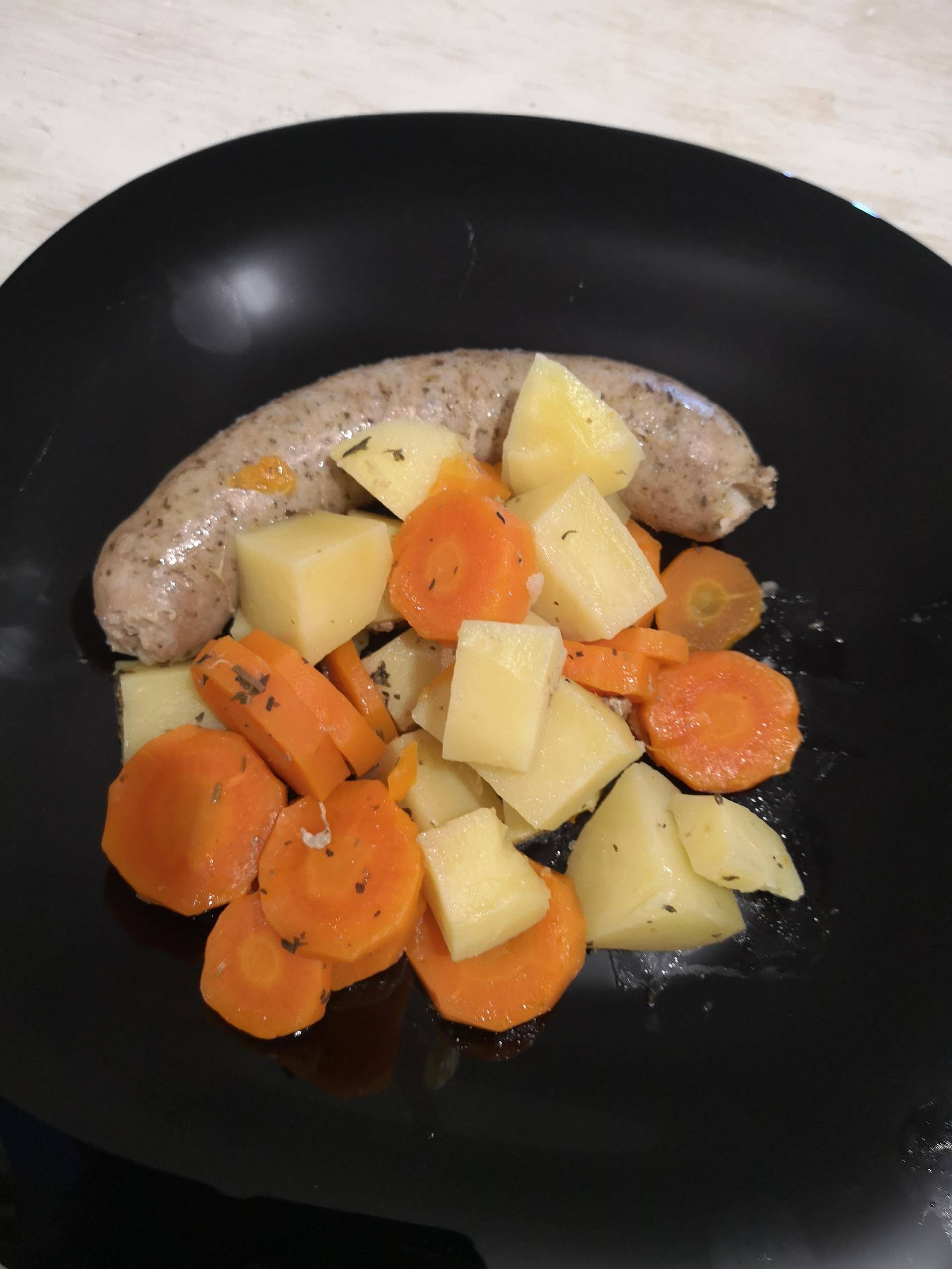 Saucisses aux herbes carottes et pommes de terre - Recette Cookeo | Moulinex