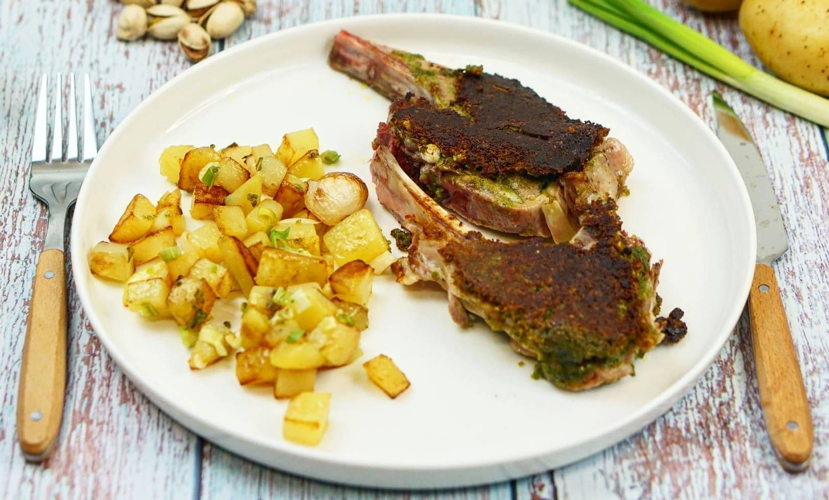 Côtelette d'agneau et pesto en croûte de pistache, pomme de terre sautée - Recette Companion XL | Moulinex