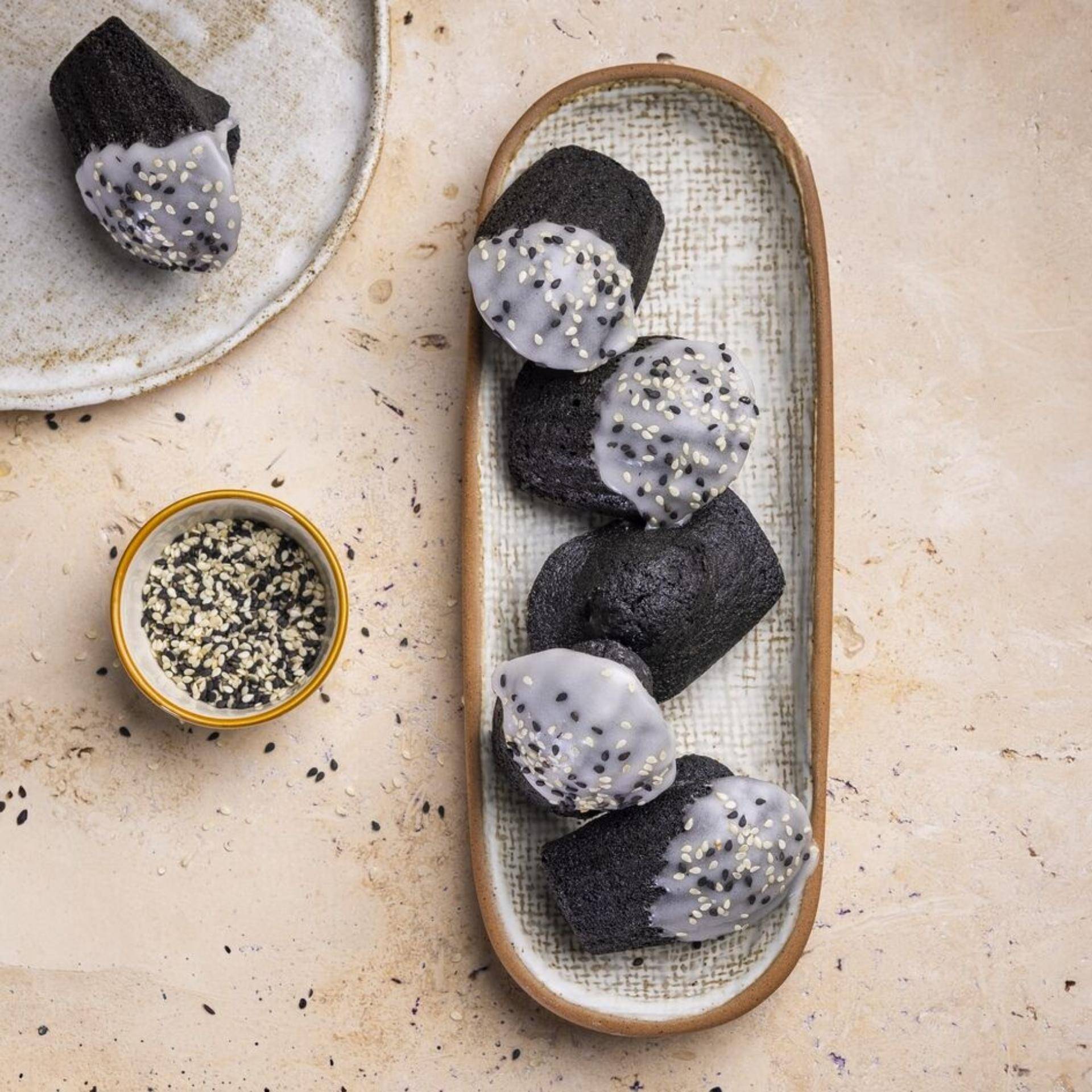 Madeleines moelleuses au sésame noir, glaçage citron - Recette BAKE PARTNER | Moulinex