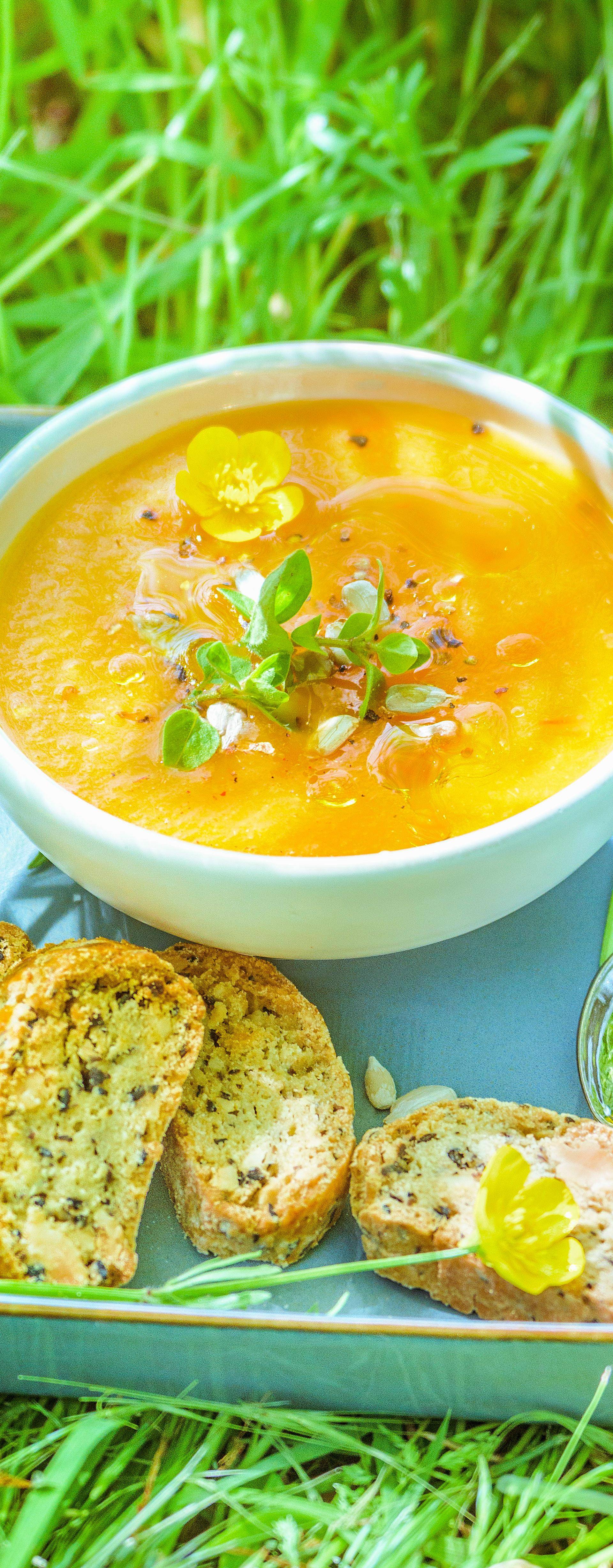 Soupe de tomates jaunes et croquants aux olives - Recette Companion | Moulinex