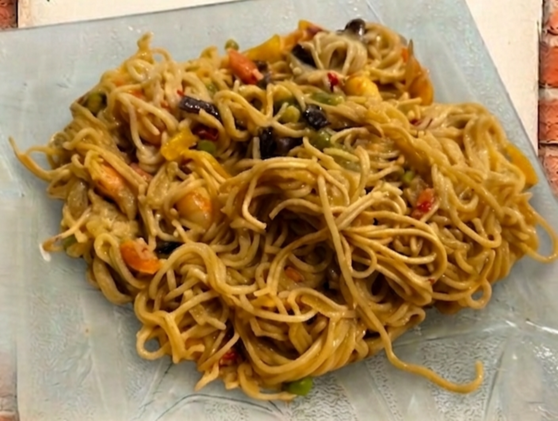 Wok de nouilles aux crevettes et légumes, accompagné de douceur de coco - Recette Cookeo Infinity Autostir | Moulinex
