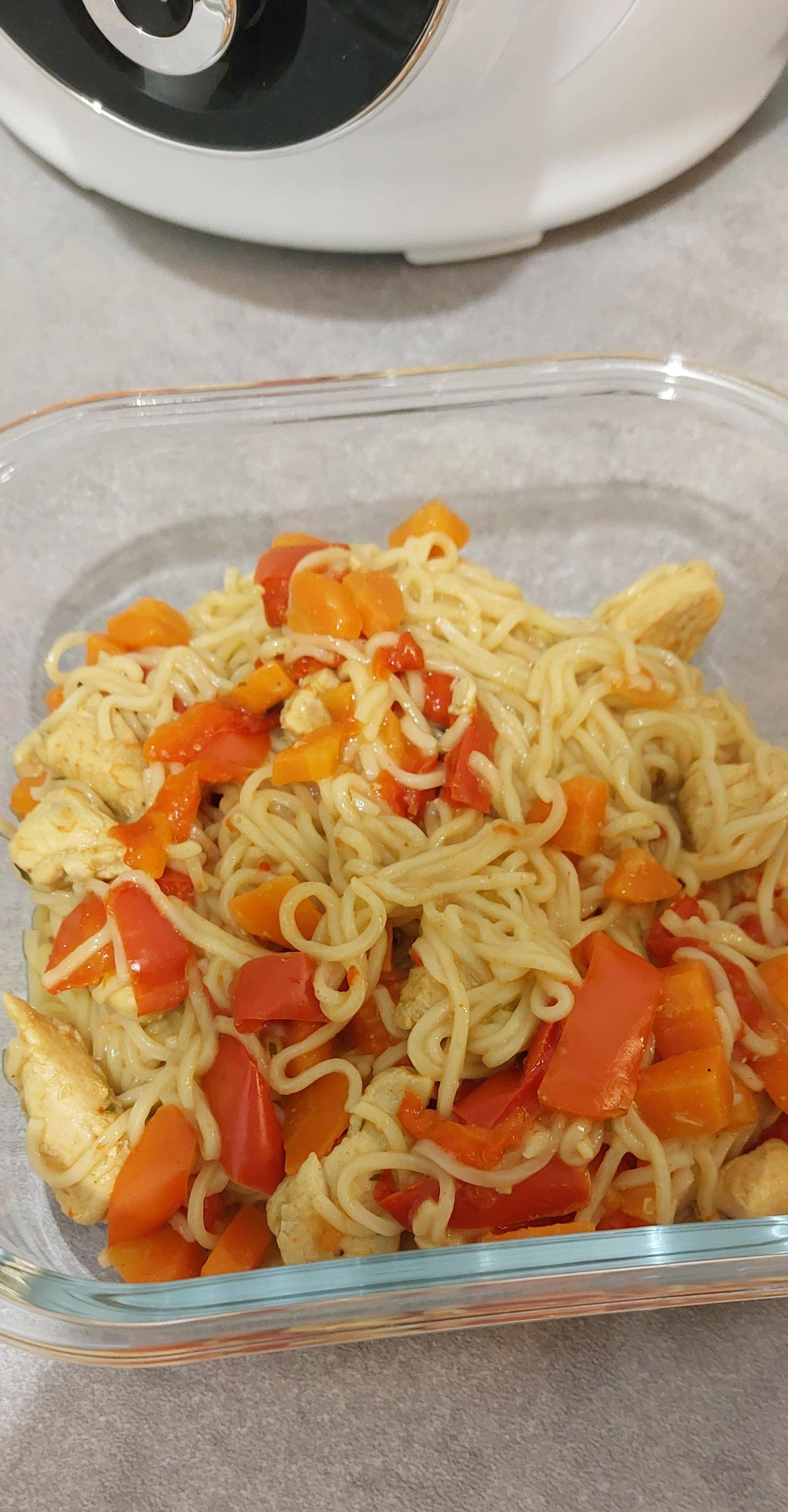 Nouilles chinoises au poulet et légumes de Chloé - Recette Cookeo | Moulinex