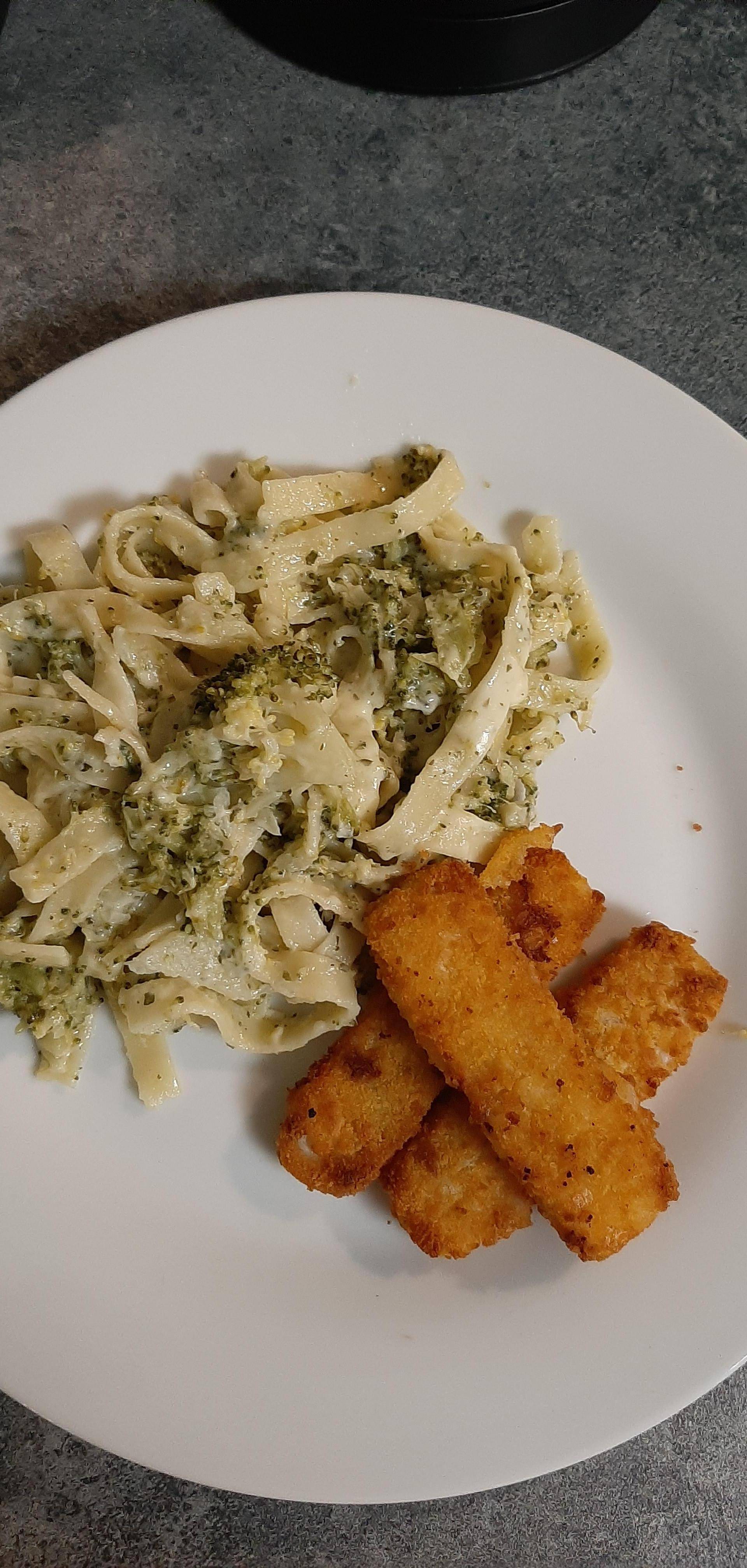 Tagliatelles aux brocolis crème parmesan et fishsticks - Recette Cookeo | Moulinex