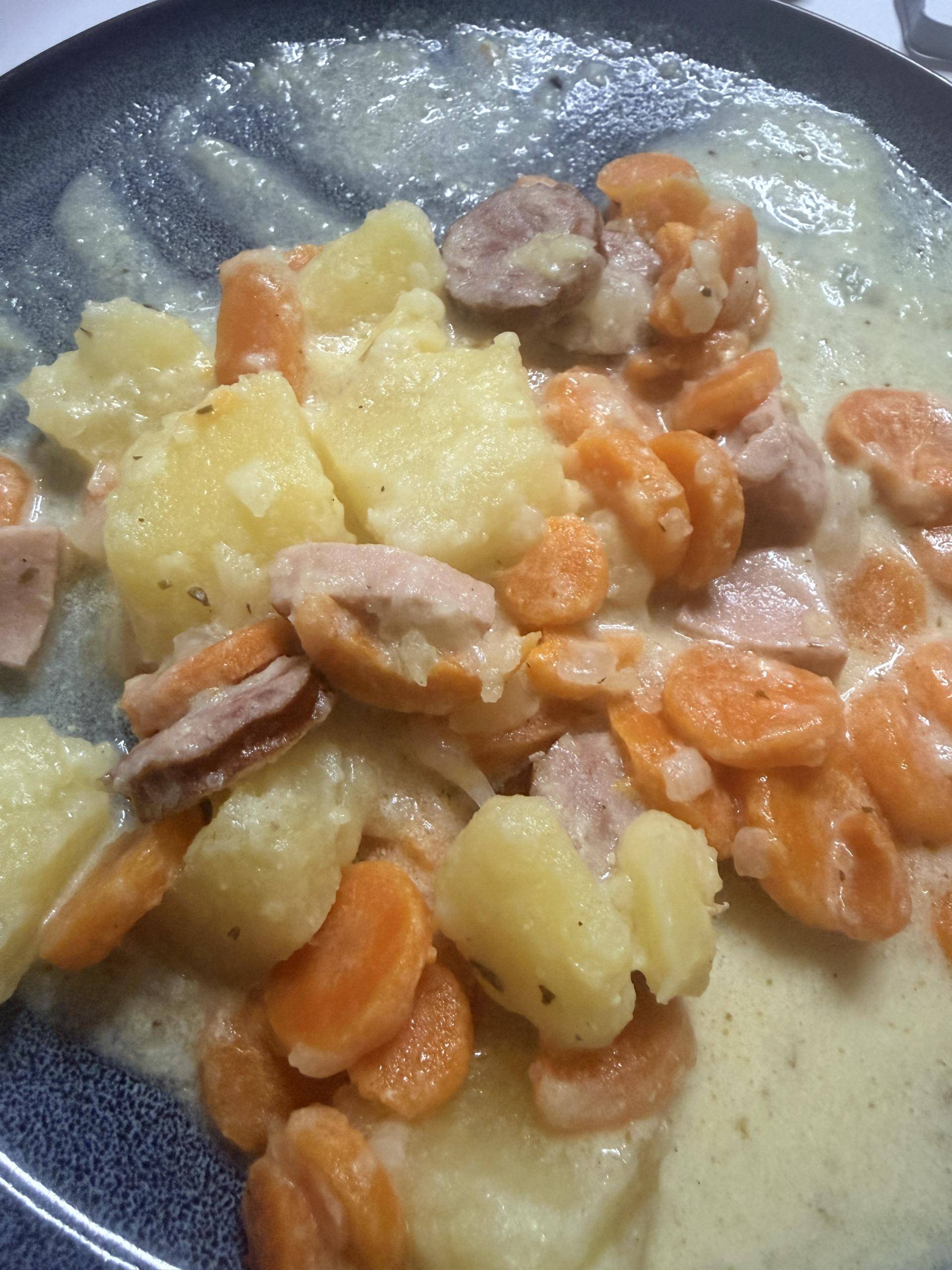 Saucisses fumées, pommes de terre et carottes crème -moutarde - Recette Cookeo V3 | Moulinex