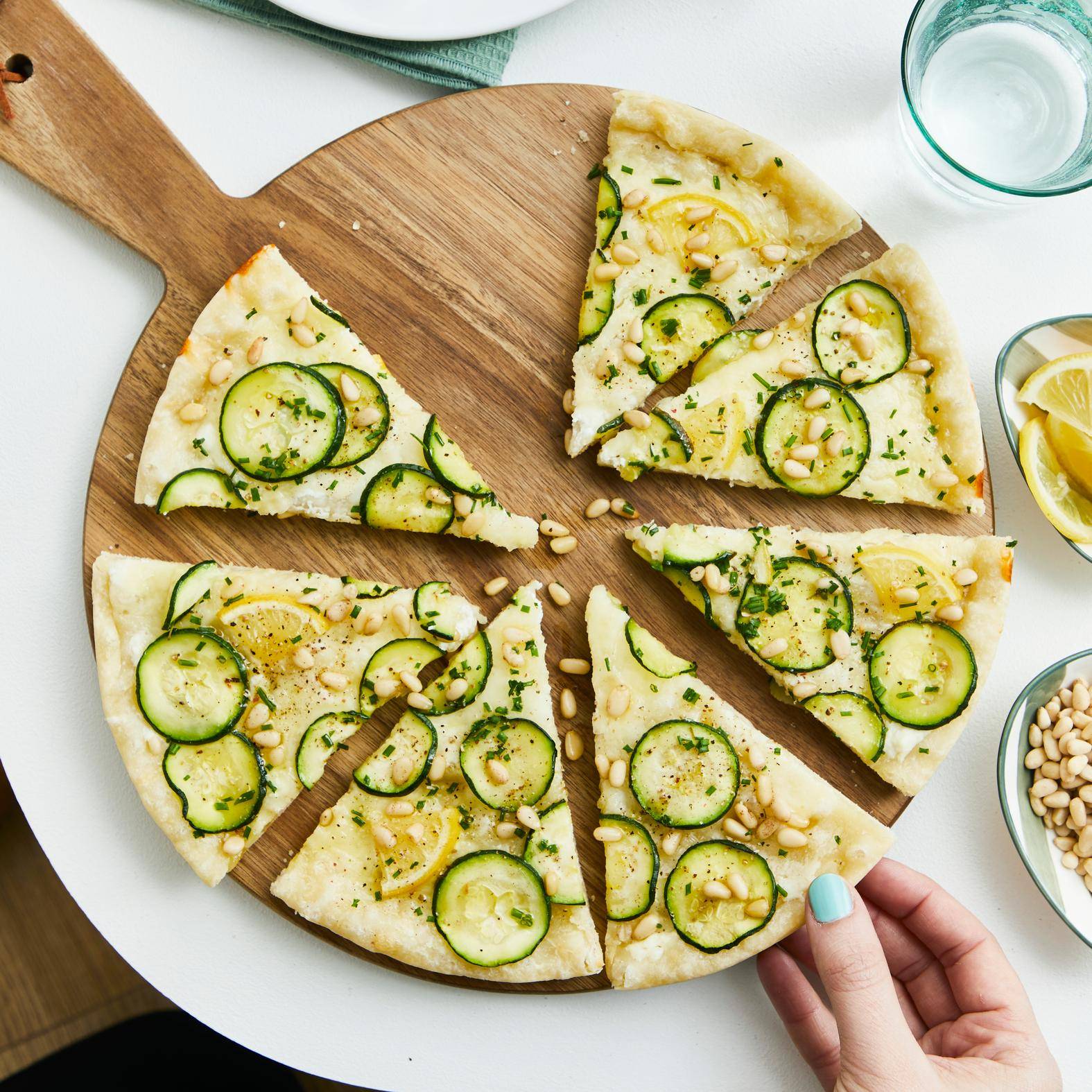 Pizza blanche à la courgette et pignons de pin - Recette Cook'in One | Moulinex