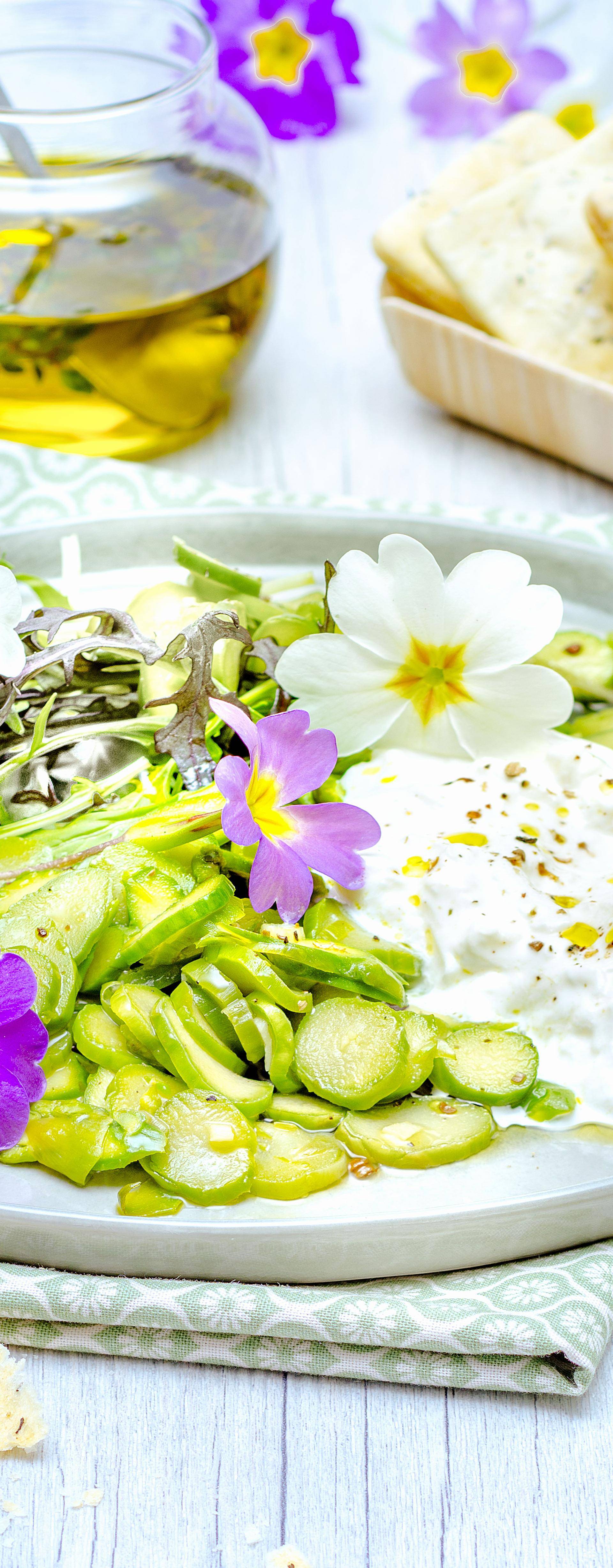 Salade de primevères et asperges vertes, burrata, vinaigrette au thym et crackers à l’huile d’olive - Recette Companion Connect | Moulinex