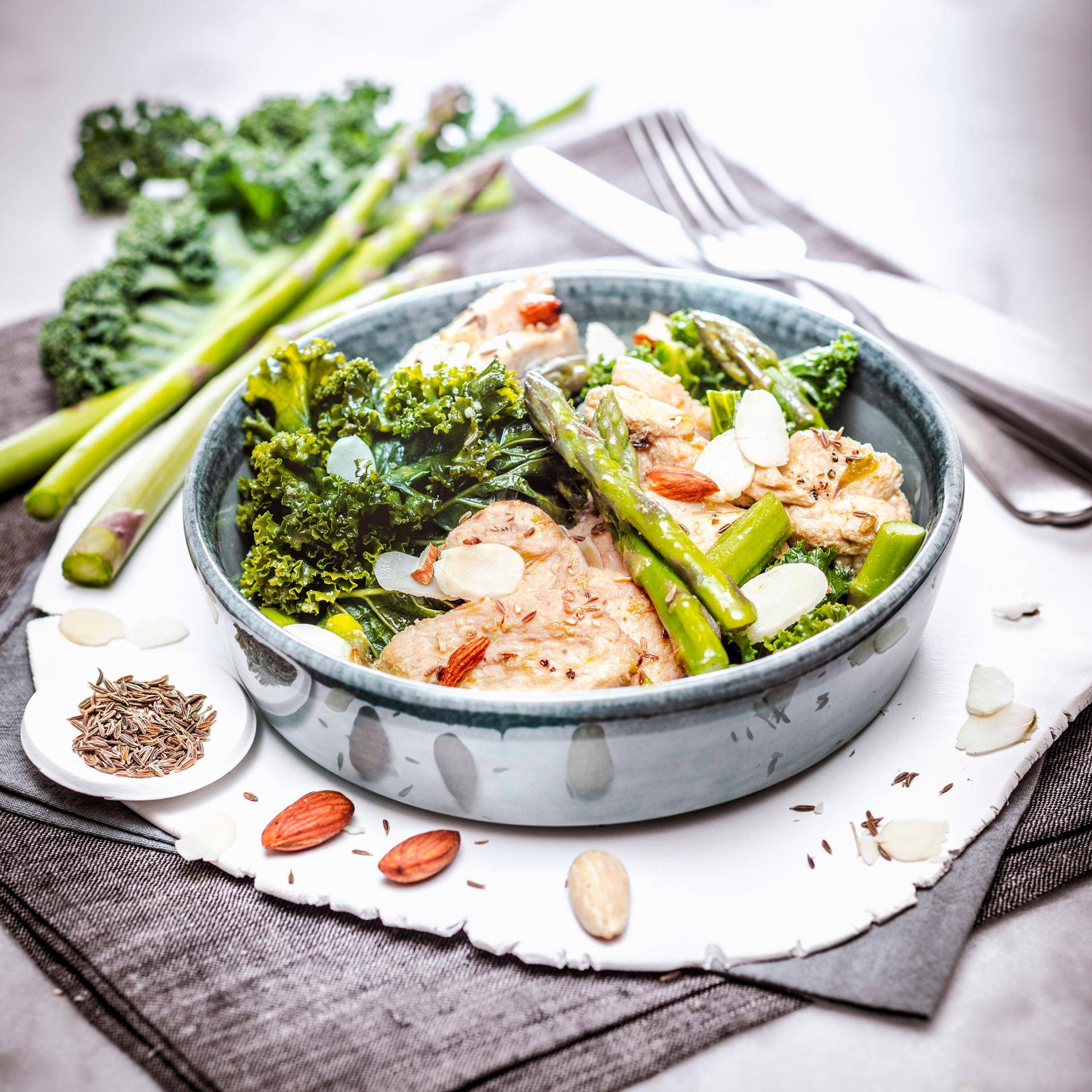 Wok asperges vertes, chou kale, poulet et amandes - Recette Companion | Moulinex