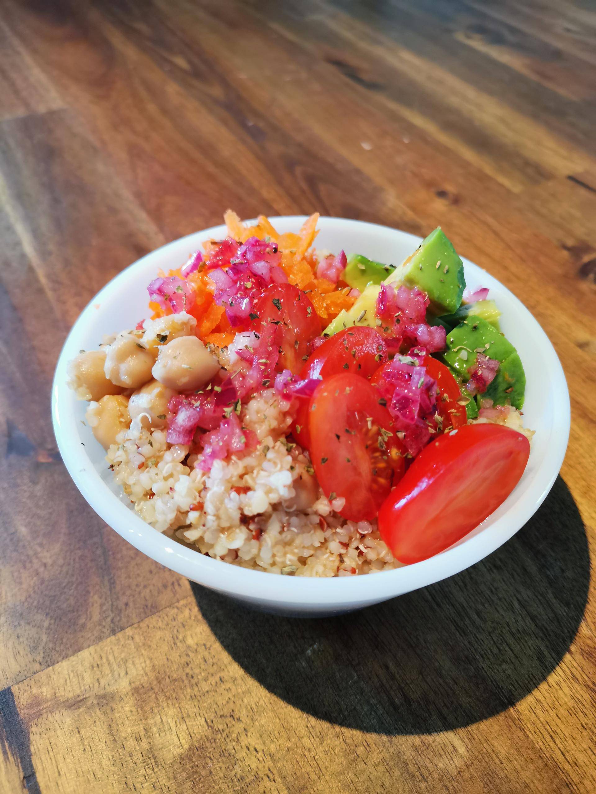 Salade de Quinoa, avocats, tomates cerises, carottes râpées et pois chiches - Recette Companion Connect | Moulinex