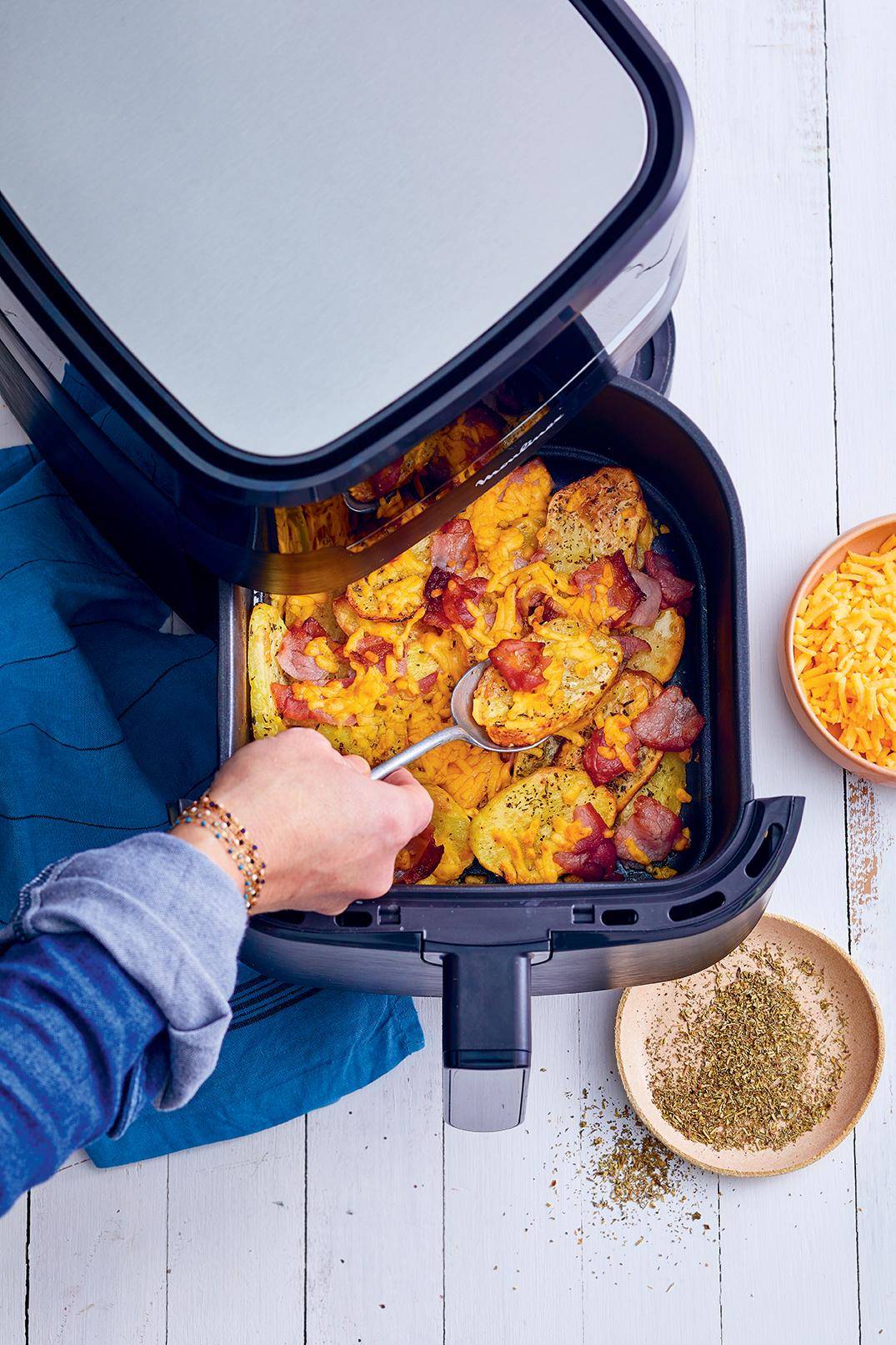 Pommes de terre gratinées au cheddar et bacon - Recette EASY FRY & GRILL 2 in 1 MECHANICAL | Moulinex