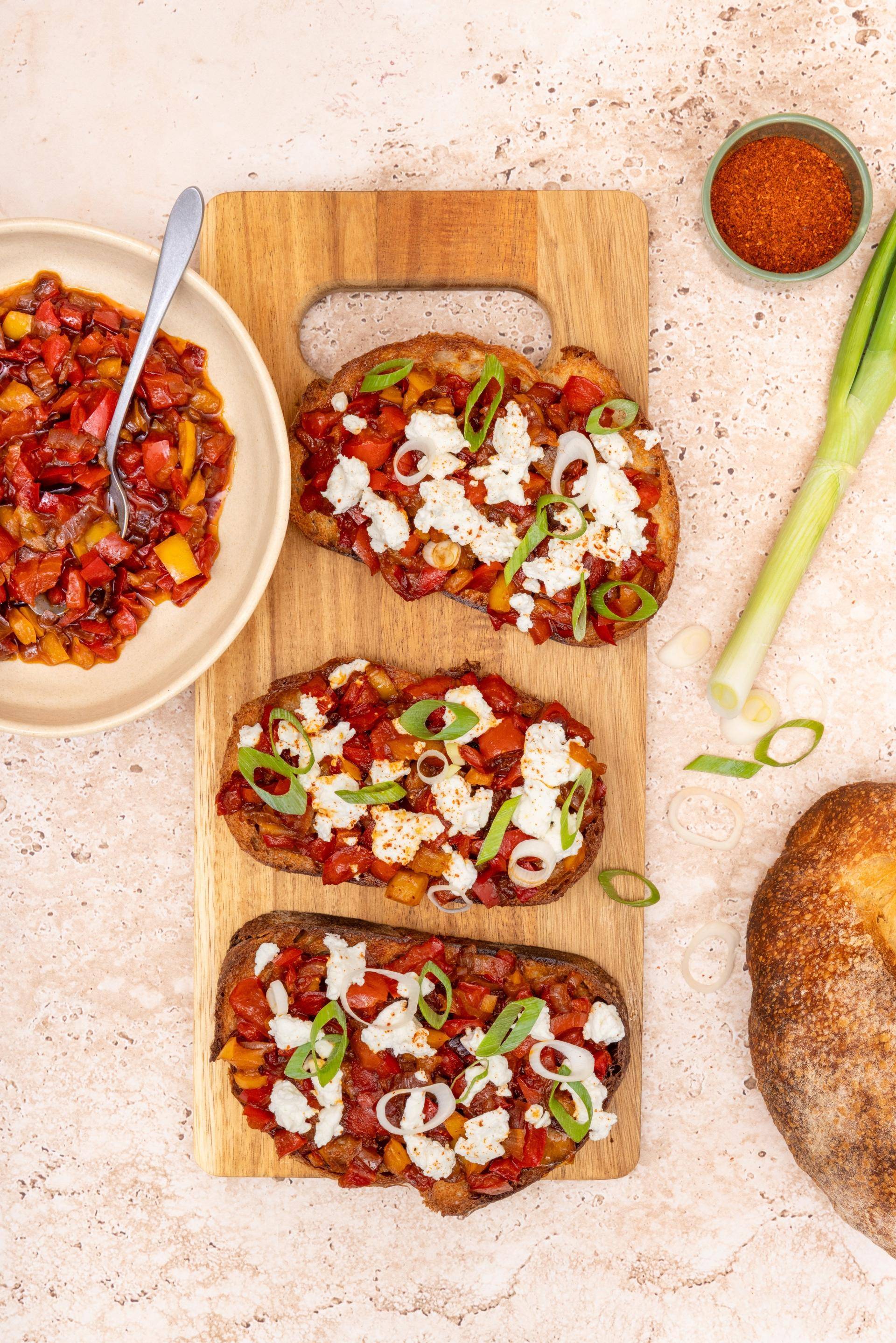 Compotée de poivrons et brebis frais sur tartines grillées - Recette Cookeo | Moulinex