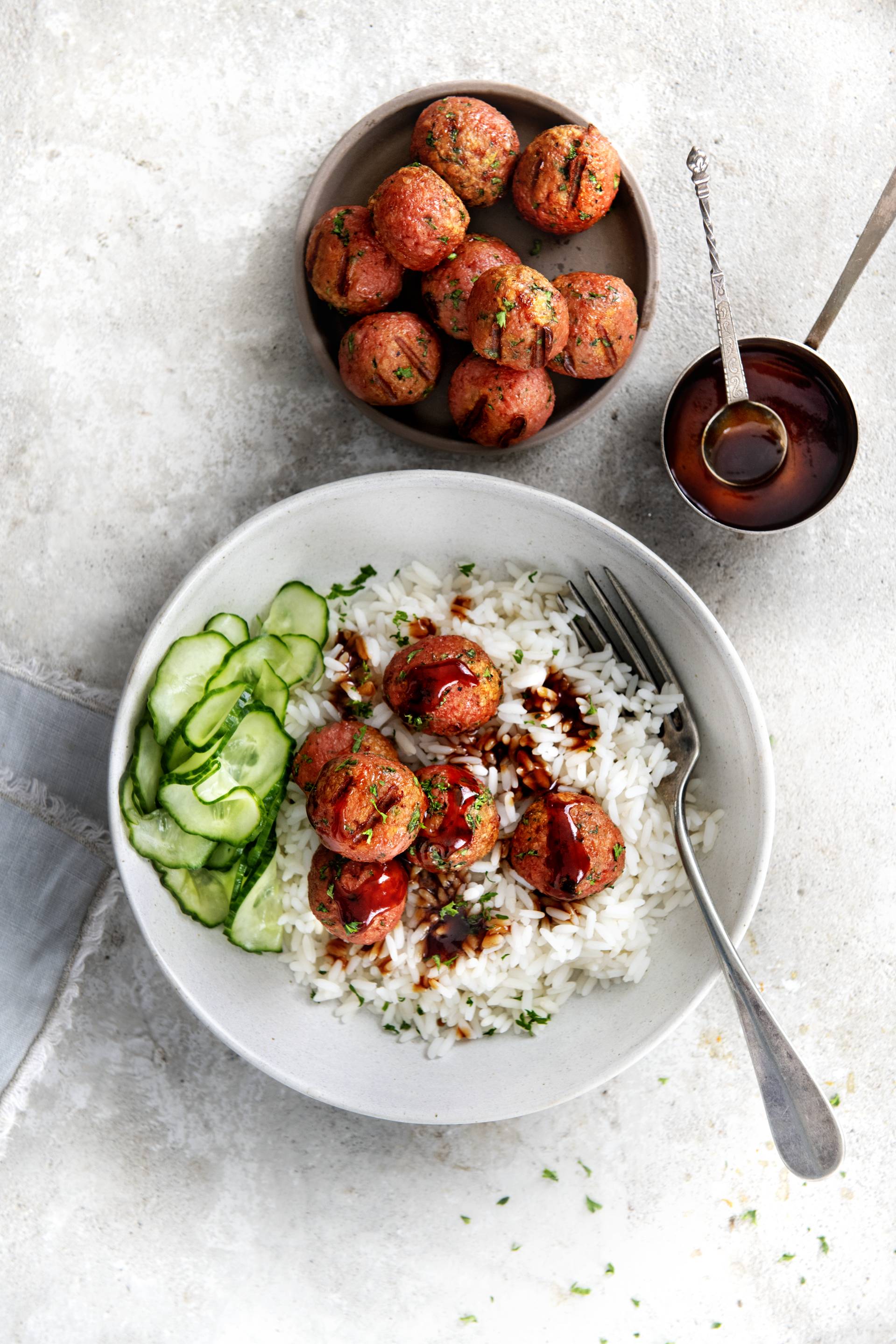 Vegetarische gehaktballetjes met honing-ketjapsaus en komkommerpickles - Recette EASY FRY & GRILL 2 in 1 DIGITAL | Moulinex