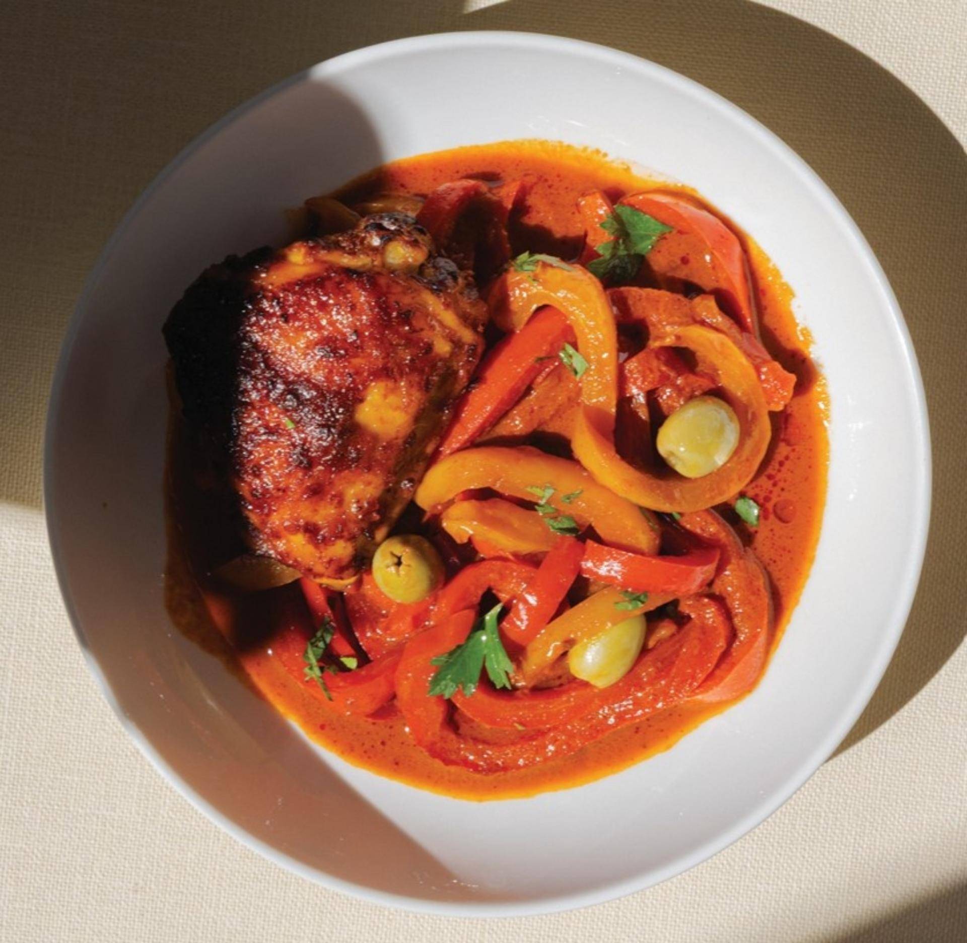 Poulet caramélisé au paprika, poivrons & olives vertes - Recette Cookeo Infinity 16in1 | Moulinex