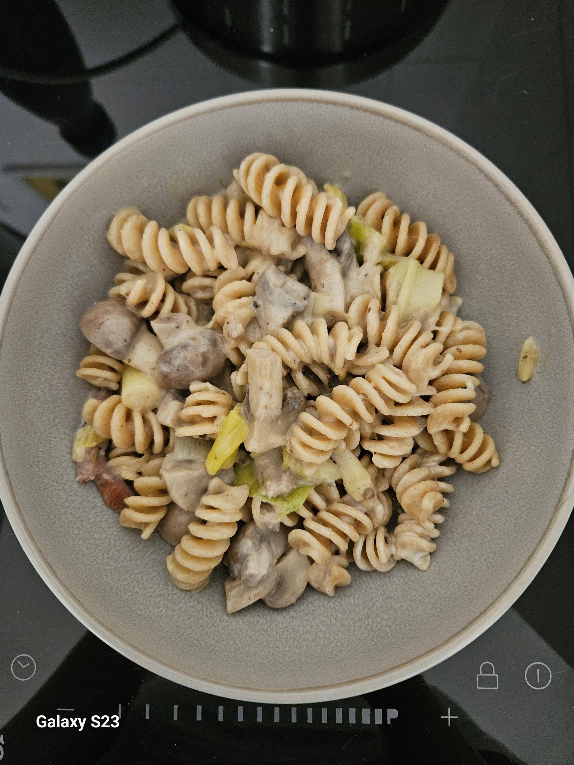 One pot pasta : Fusilli complets crémeux aux lardons et poireau - Recette Companion Connect XL | Moulinex