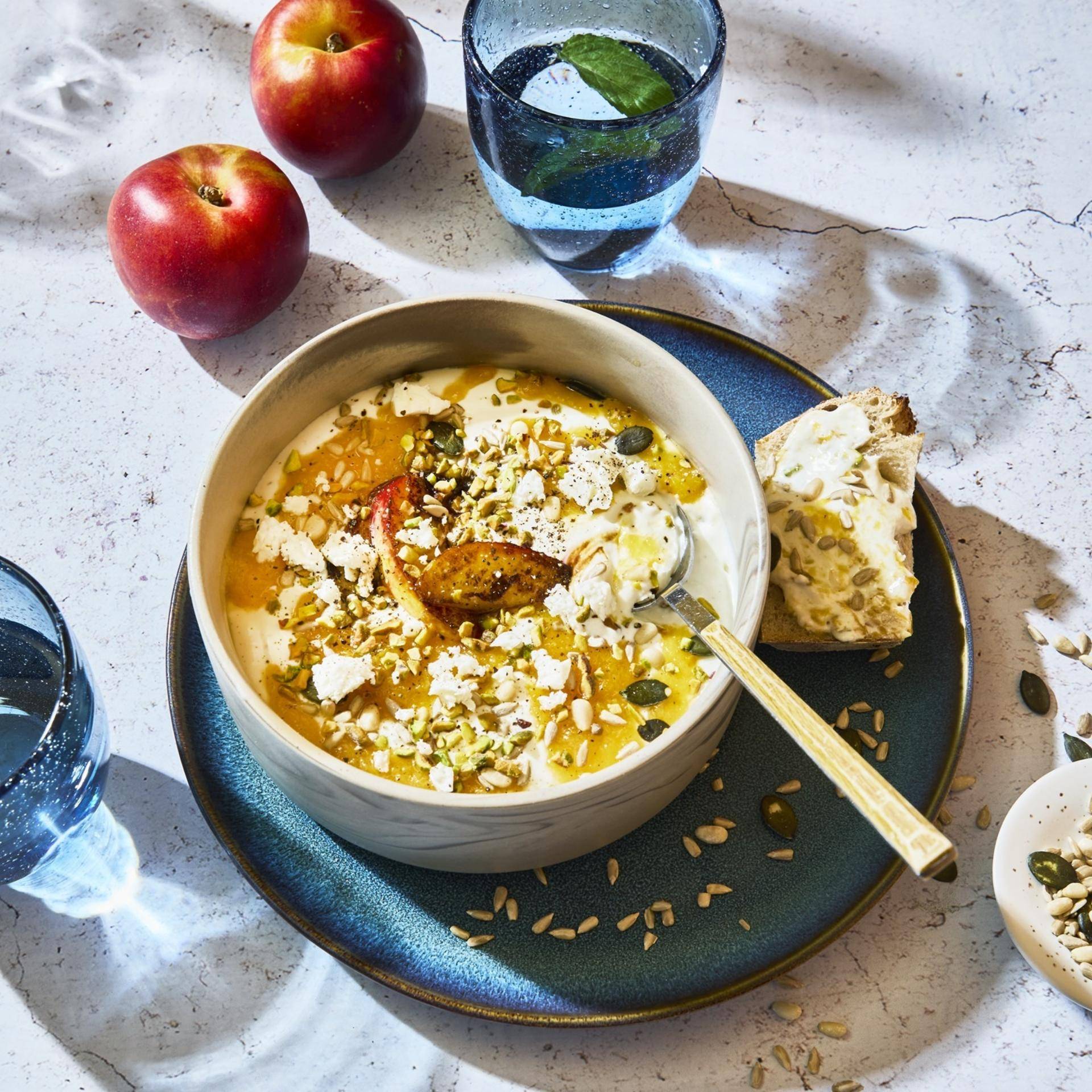 Crème de feta Salakis, compotée de pêche, graines et pistaches - Recette Perfectmix Cook | Moulinex