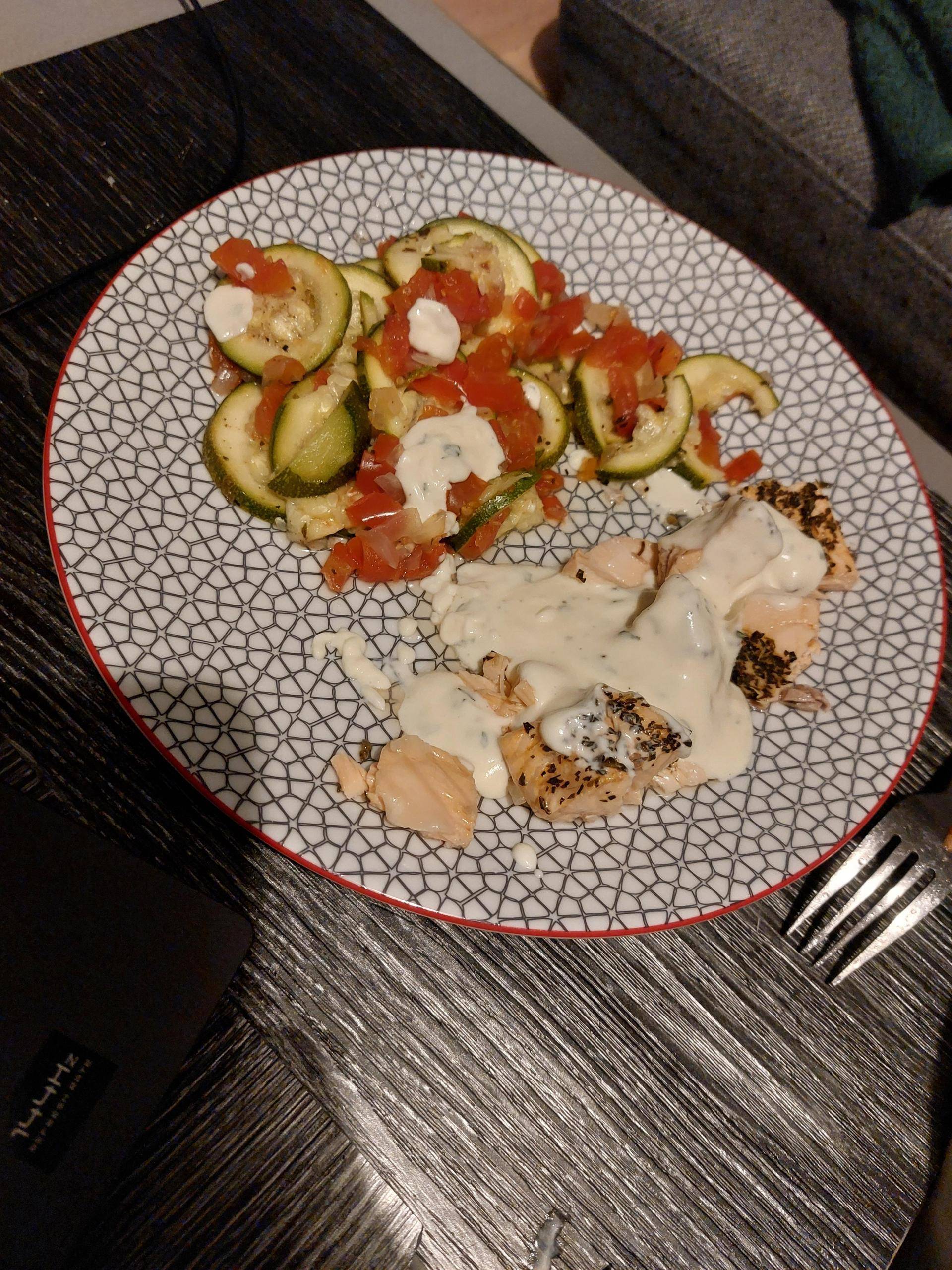 Saumon aux herbes et légumes vapeur avec sauce crémeuse citronnée - Recette Cookeo | Moulinex