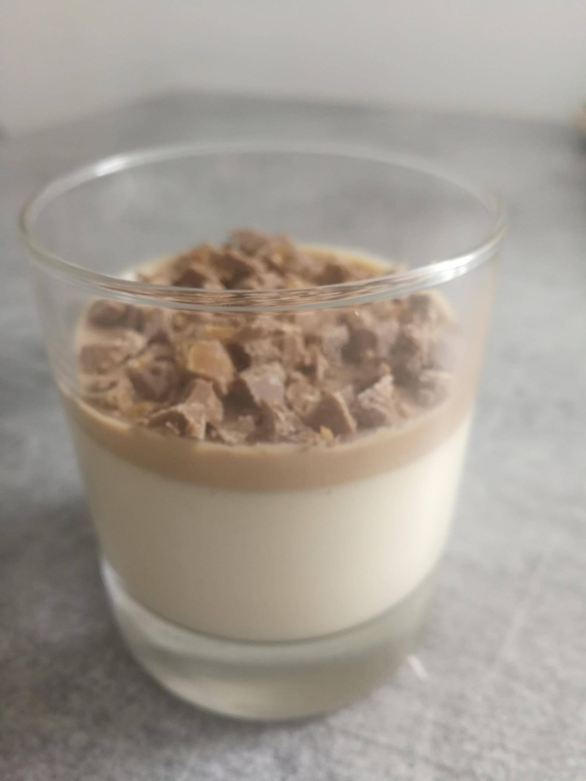 Pana cotta noix de coco, chocolat au daim - Recette Companion | Moulinex