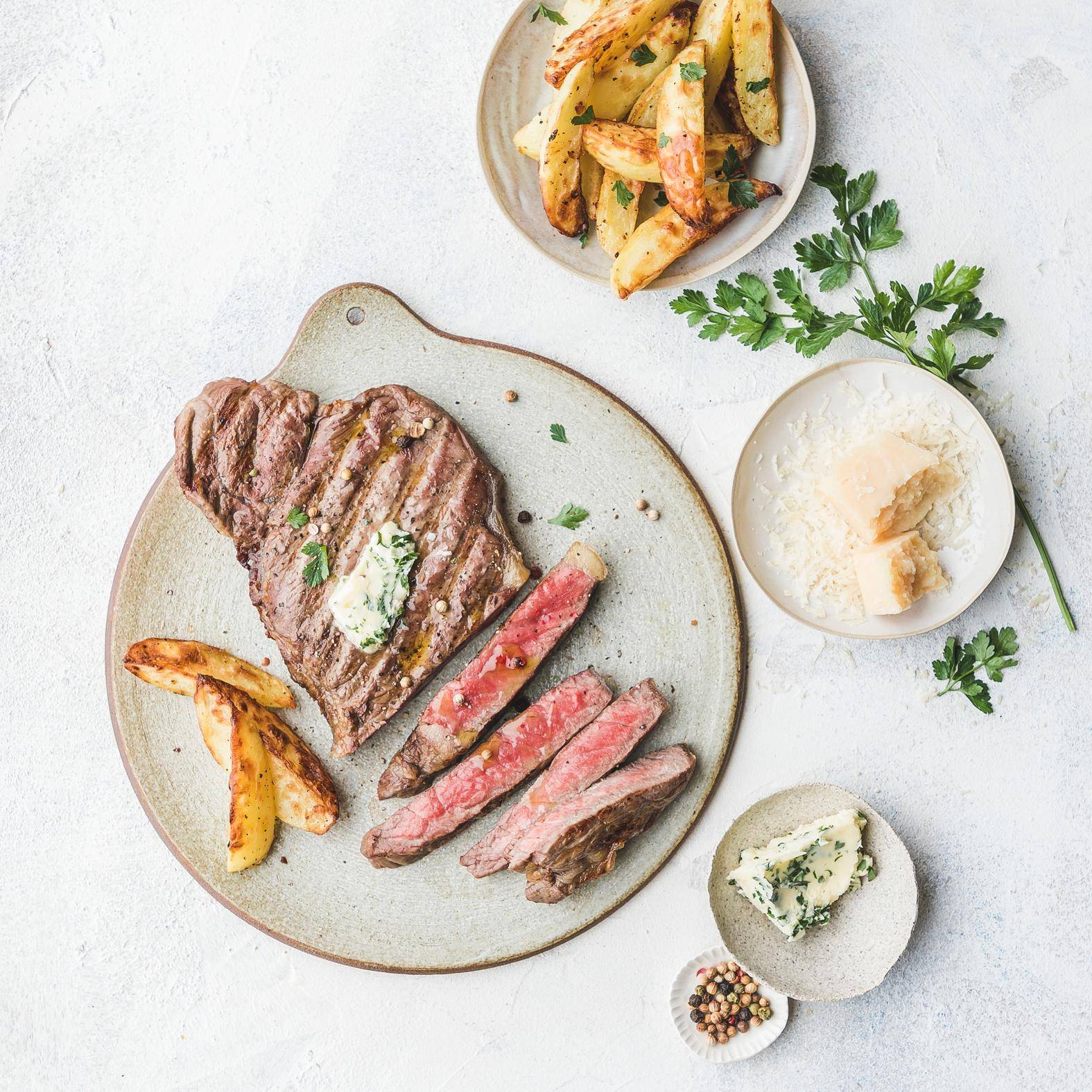 Lendebiefstuk met knoflookboter en parmezaanaardappeltjes - Recette Dual EasyFry&Grill | Moulinex