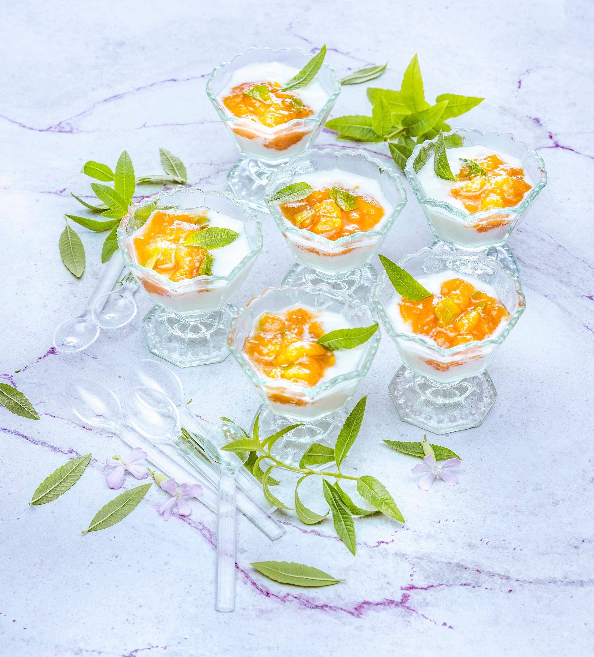 Verrines de faisselle et compote de pêches à la verveine - Recette Companion | Moulinex