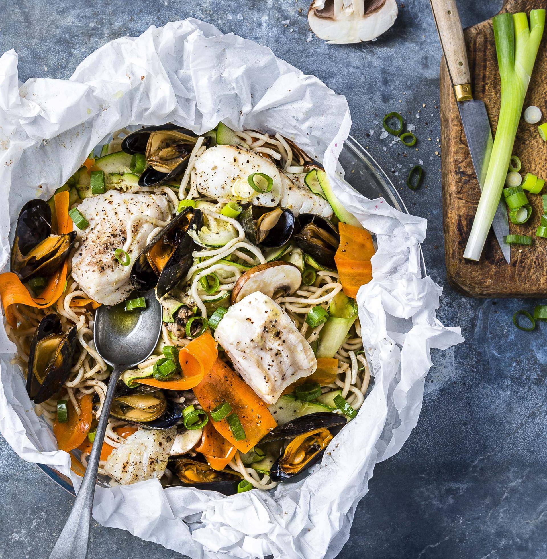 Papillotes de poisson aux légumes et nouilles chinoises - Recette Cuiseur vapeur | Moulinex