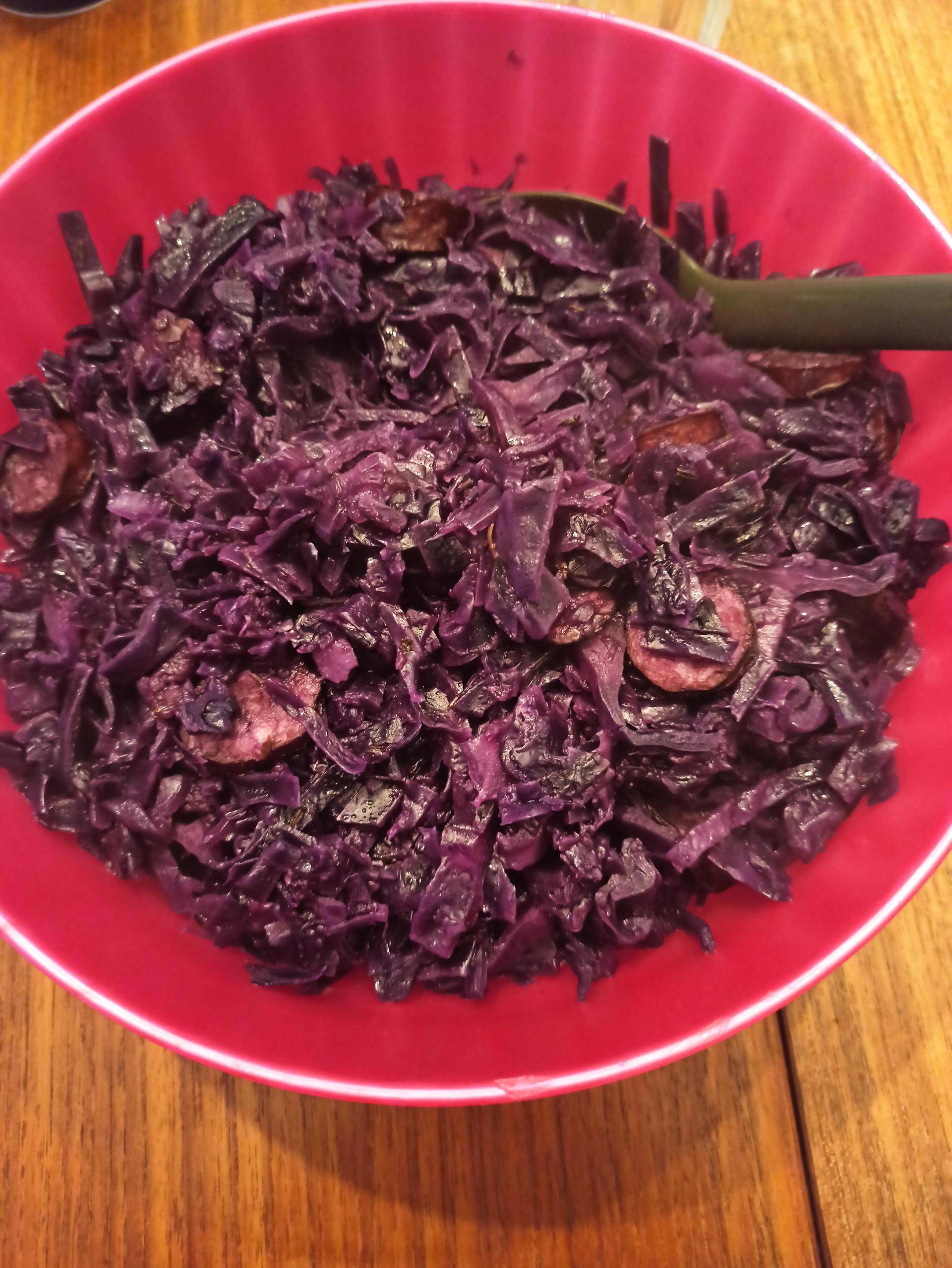 Chou rouge pommes et saucisses de Montbéliard - Recette Cookeo | Moulinex