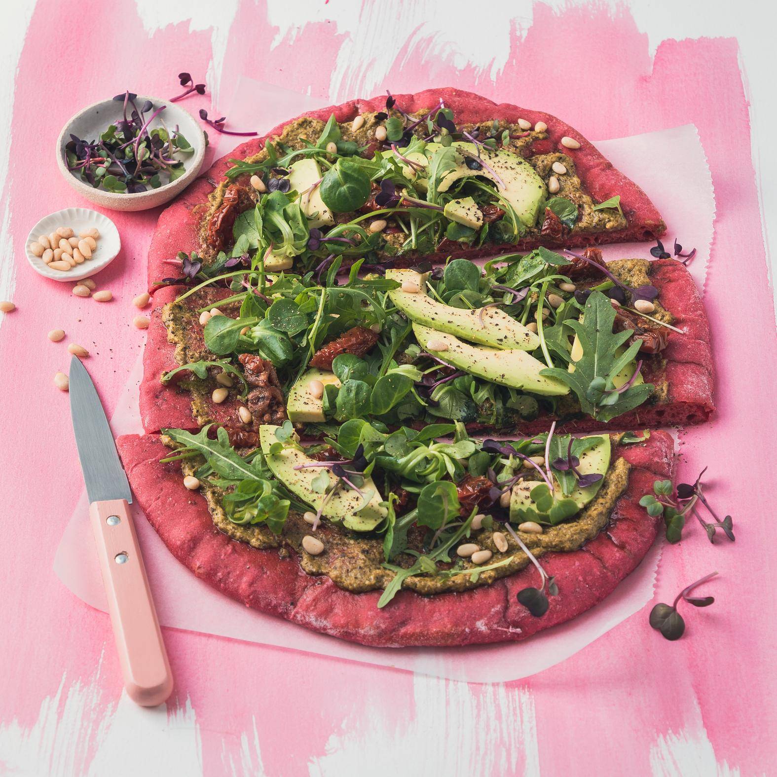 Pizza met rode biet, pesto en avocado - Recette Companion | Moulinex