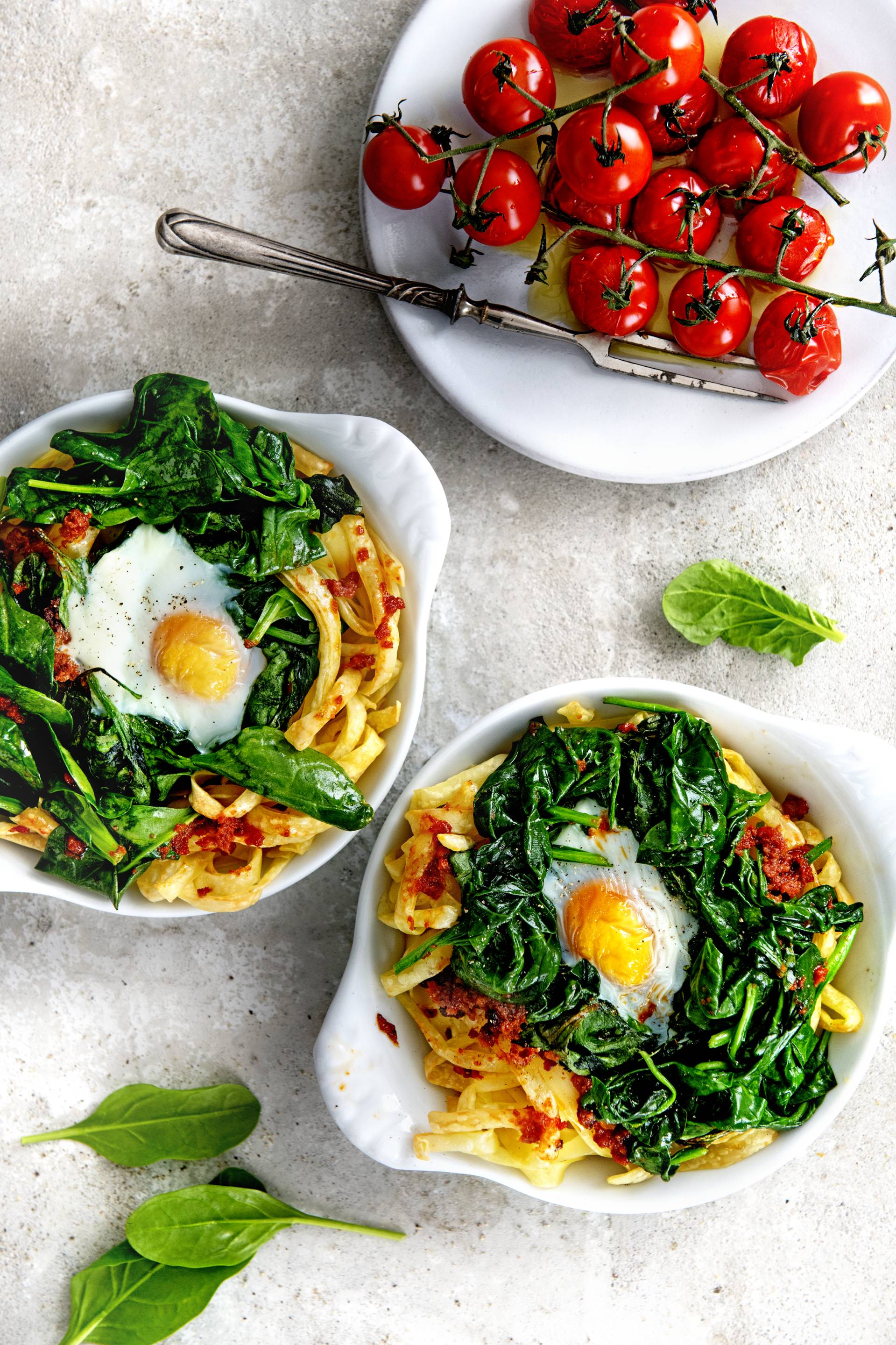 Tagliatellenestjes met spinazie, tomatentapenade en ei - Recette EASY FRY & GRILL 2 in 1 DIGITAL | Moulinex