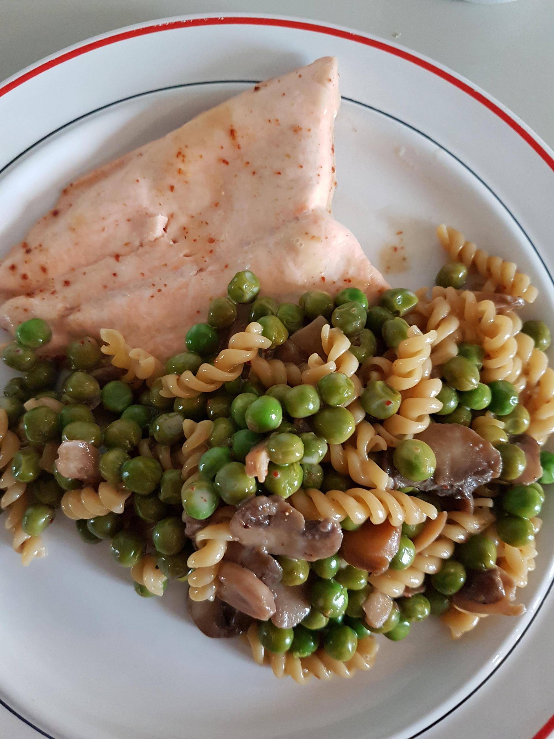 Saumon aux légumes et pâtes - Recette Cookeo | Moulinex