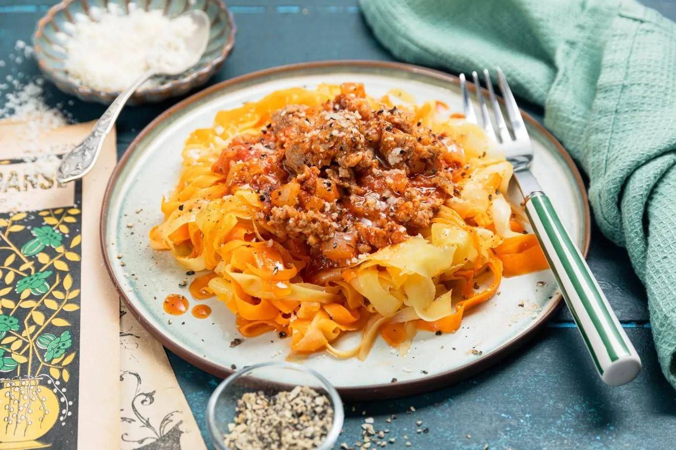 Tagliatelles de carottes et panais à la bolognaise de porc et parmesan - Recette Companion Connect | Moulinex