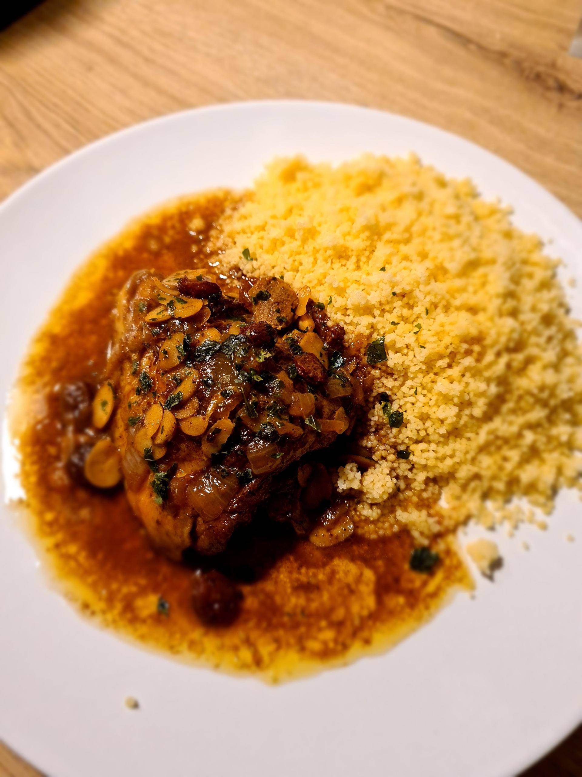 Tajine de poulet aux raisins secs et amandes effilées - Recette Cookeo | Moulinex