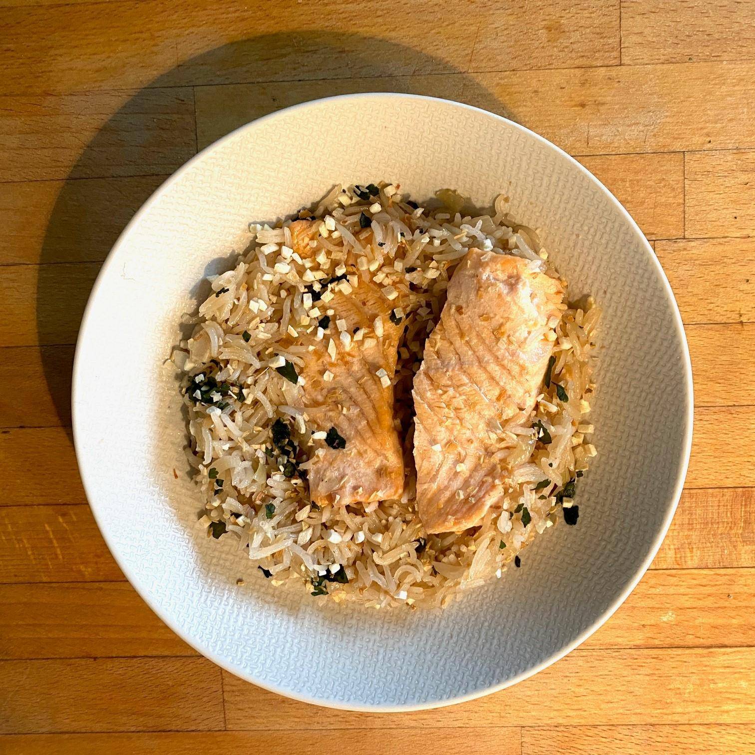 Filets de saumon au riz et petits oignons - Recette Cookeo | Moulinex