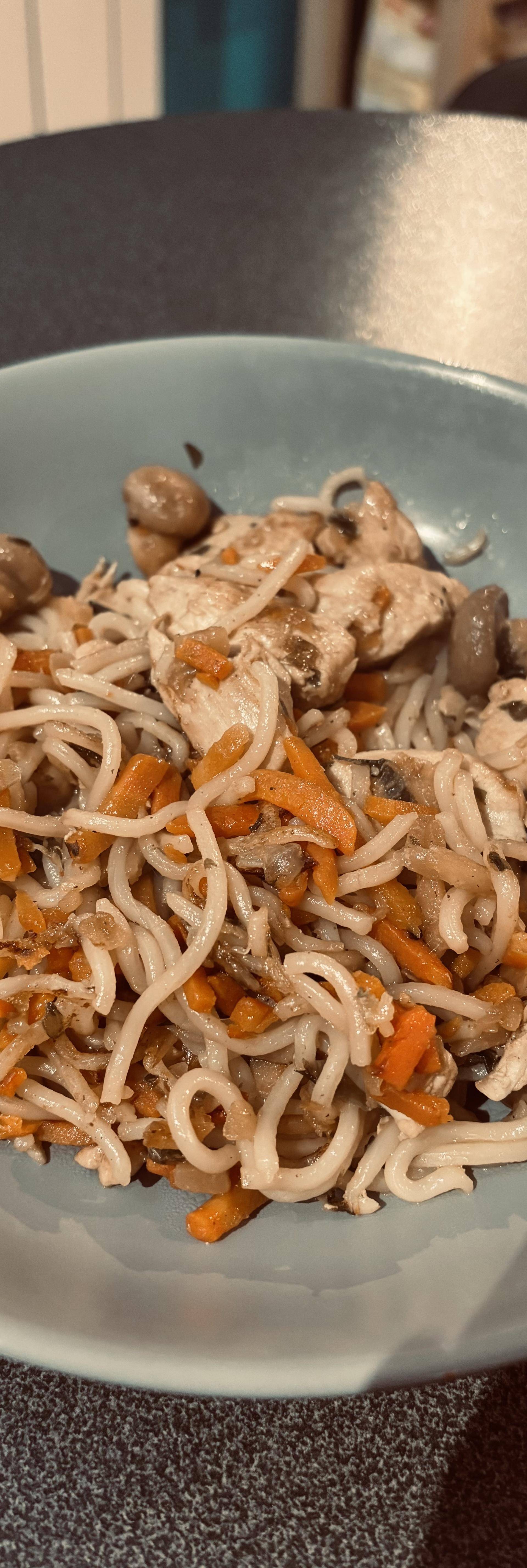 Nouilles de riz sautées au poulet - Recette Cookeo | Moulinex