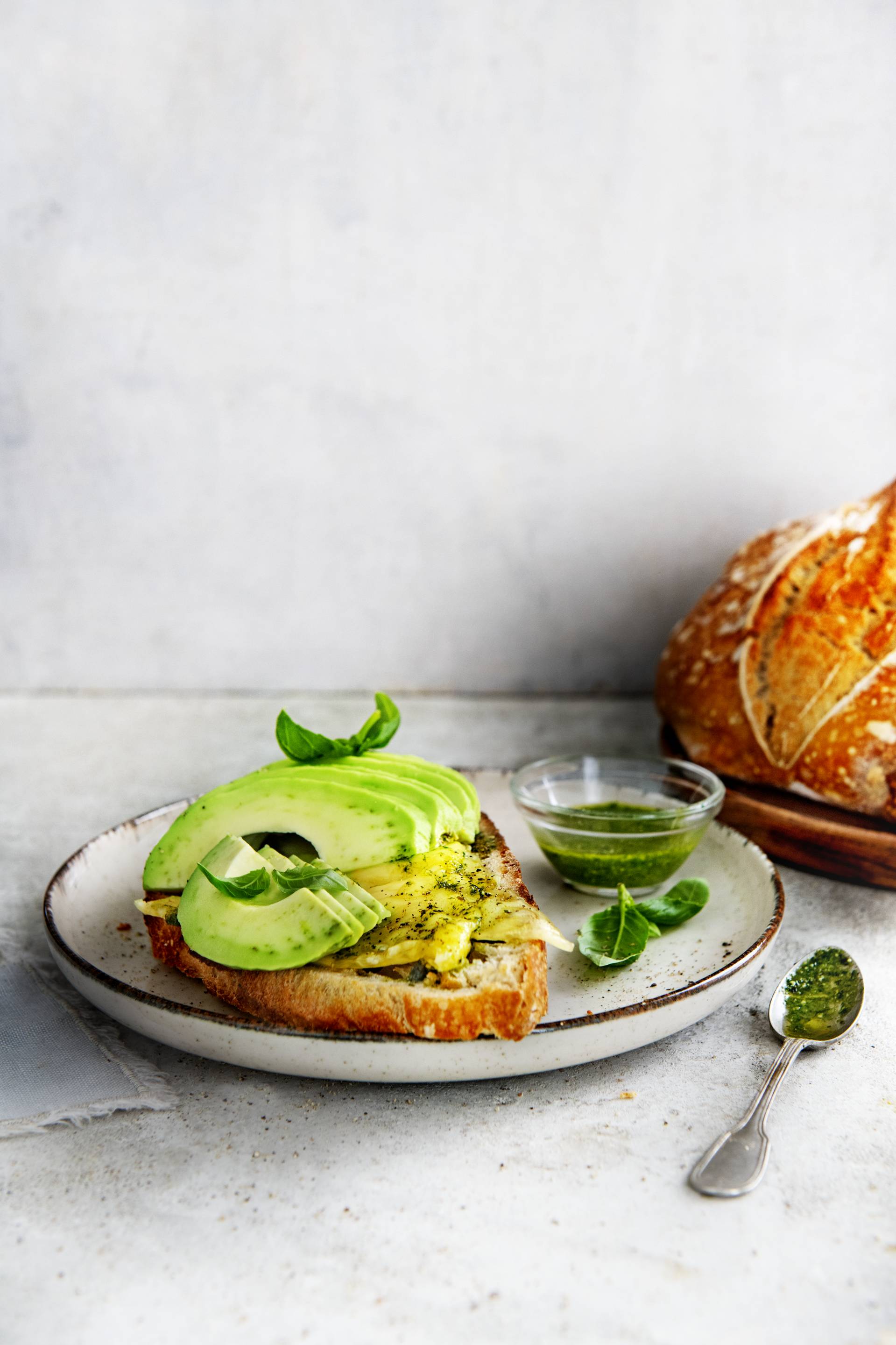 Avocadotoast met basilicumspread en vegan mozzarella - Recette EASY FRY & GRILL 2 in 1 DIGITAL | Moulinex