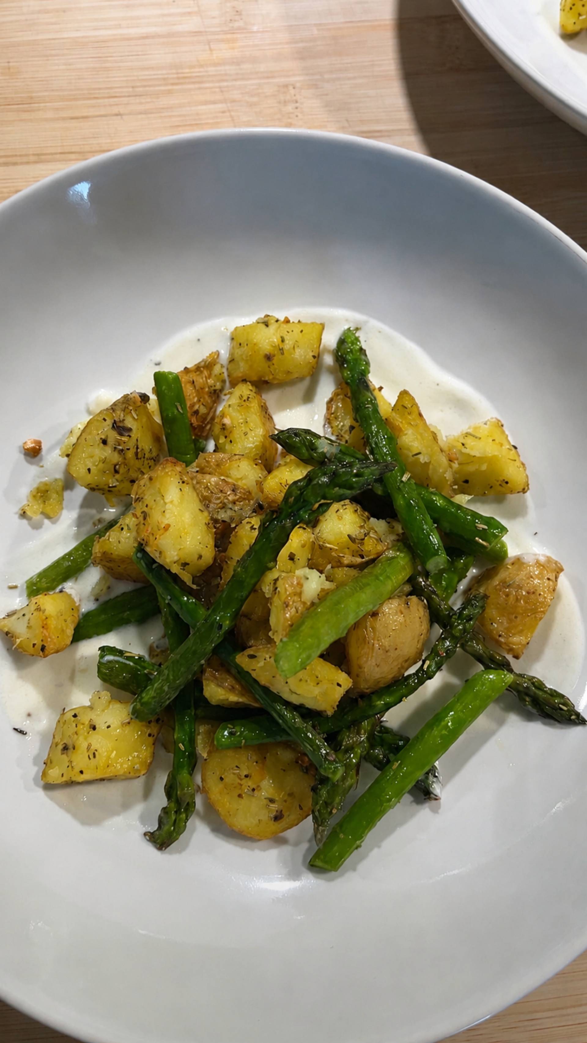 Pommes de terre et asperges rôties avec sauce au yaourt et citron - Recette Cookeo | Moulinex