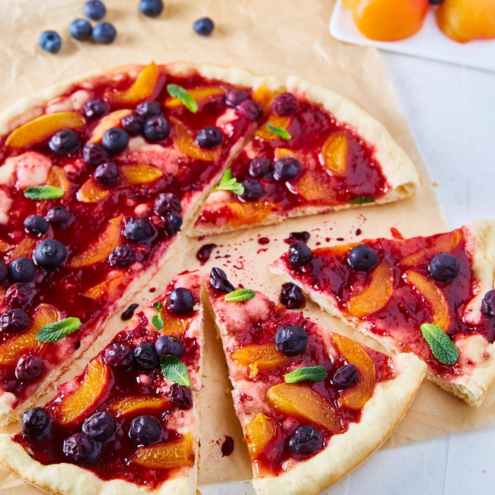 Pizza sucrée abricots et myrtilles - Recette Cook'in One | Moulinex