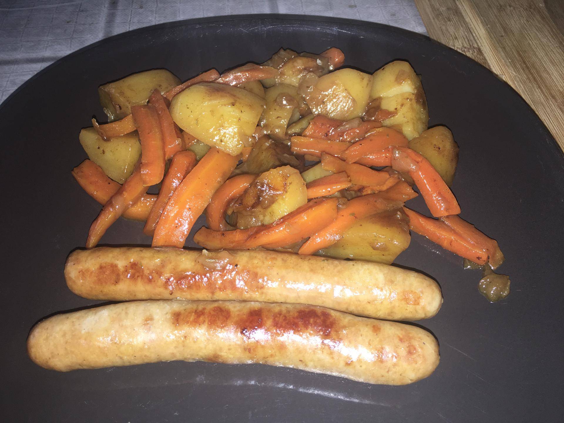 Chipolatas pommes de terre sautées carottes - Recette Cookeo | Moulinex