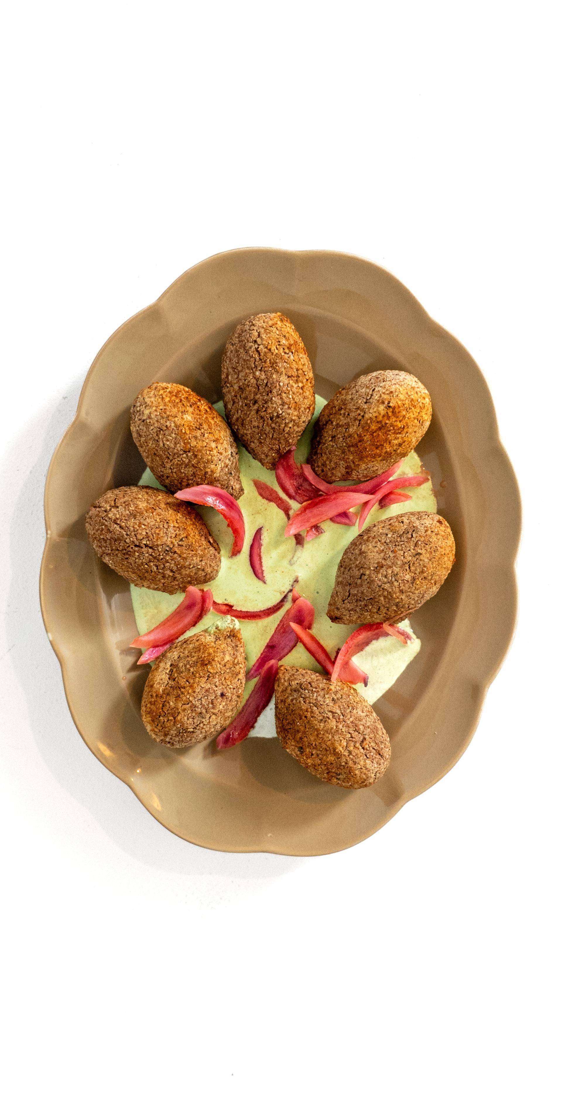 Kebbeh libanais traditionnel, yaourt aux herbes fraîches & pickles d’oignons rouges à la harissa - Recette Cookeo | Moulinex