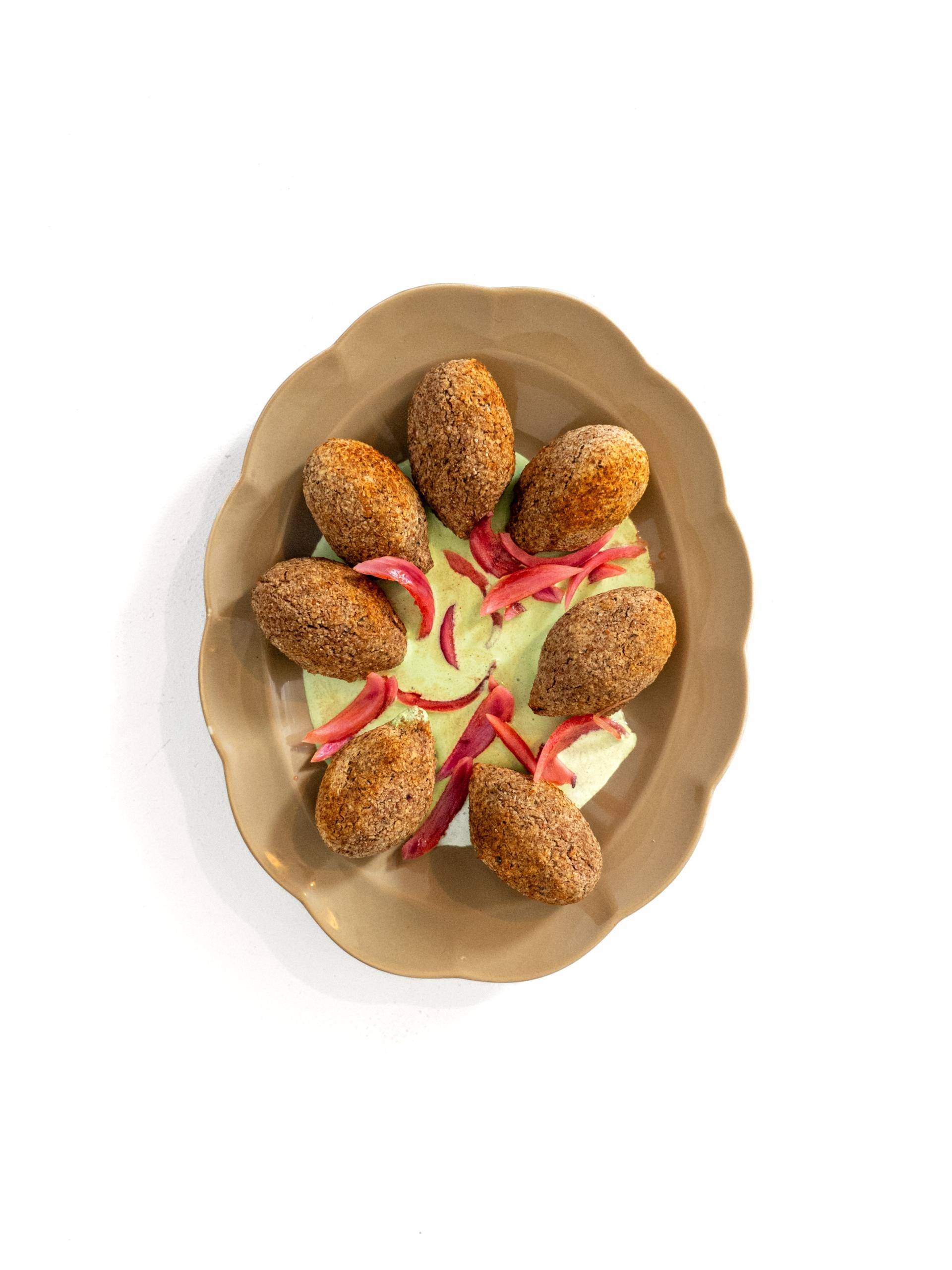 Kebbeh libanais traditionnel, yaourt aux herbes fraîches & pickles d’oignons rouges à la harissa - Recette Cookeo | Moulinex